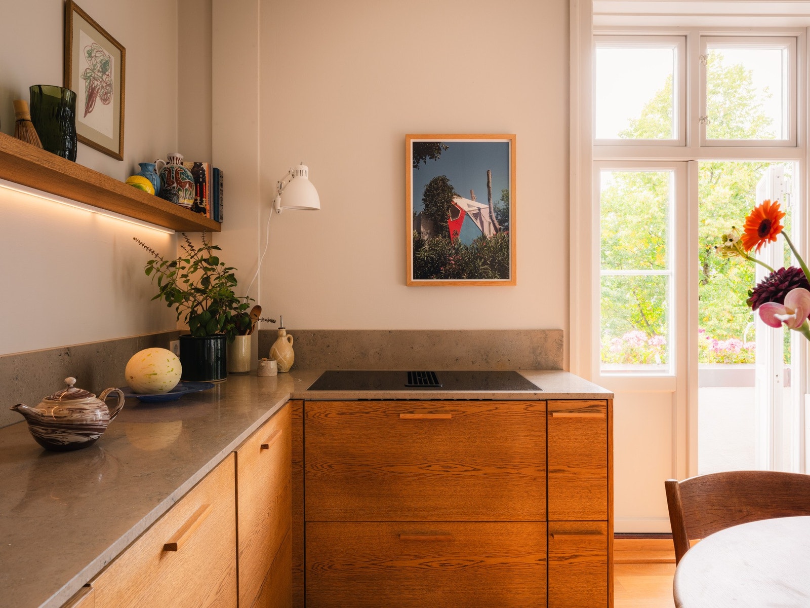 Fraværet av overskap sammen med eikefronter fra Studio10 / Jøndal&Hoff gjør kjøkkenet til et pent møbel i oppholdsrommet. Galleribilde