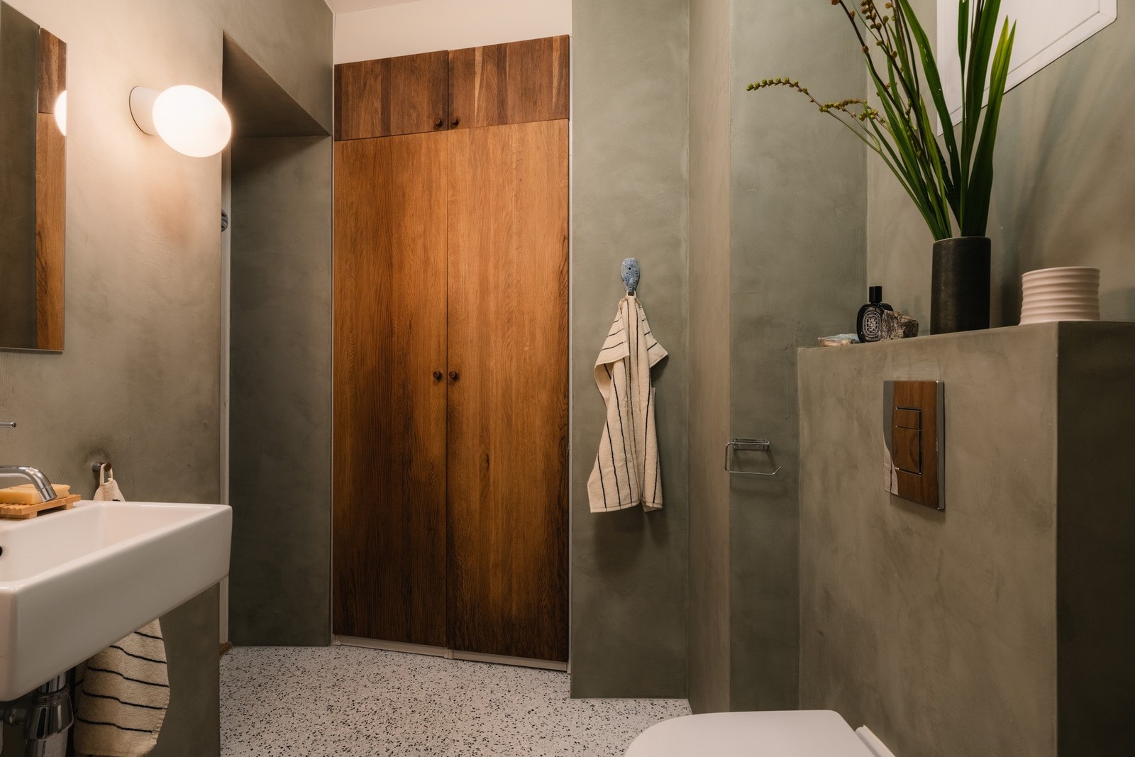 Badet er av god størrelse og praktisk innredet med skap og trefinerte fronter. Galleribilde