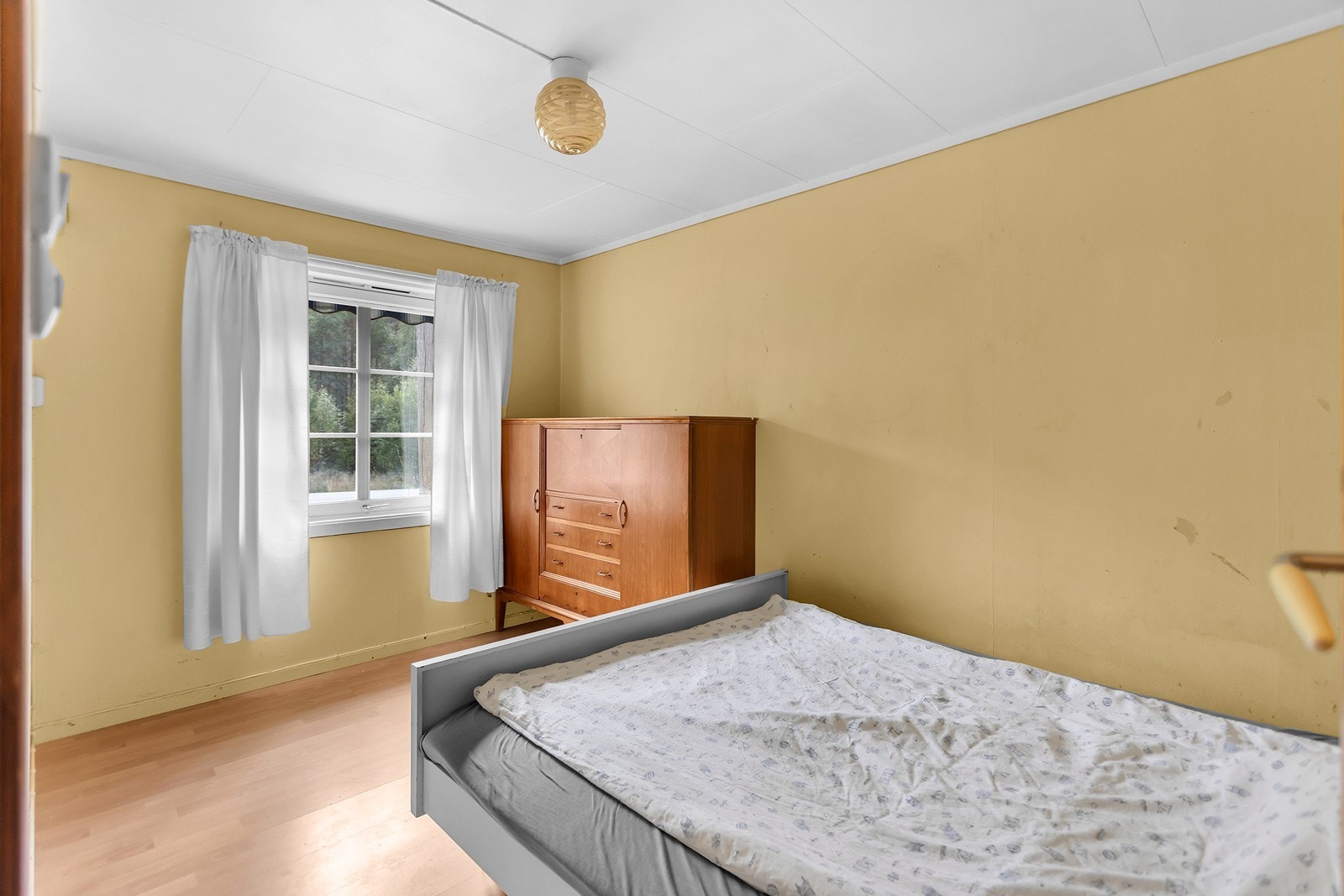 Boligen har tre soverom - Ett i første etasje og to i andre etasje Galleribilde