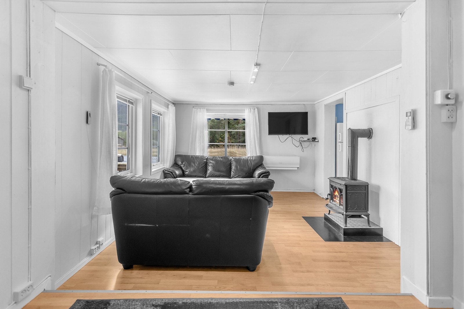 I stua er det vedovn som gir god varme på de kalde dagene Galleribilde