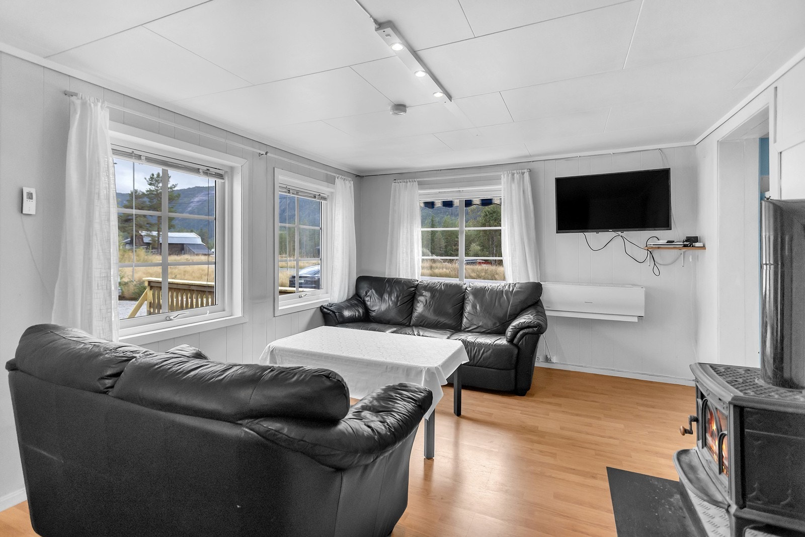 Stue med gode vindusflater som slipper inn rikelig med naturlig lys Galleribilde
