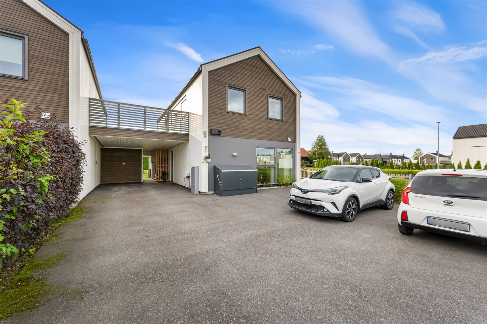 Det er en carport på ca 22 kvm. ved inngangspartiet og biloppstillingsplasser på asfaltert gårdsplass. Galleribilde