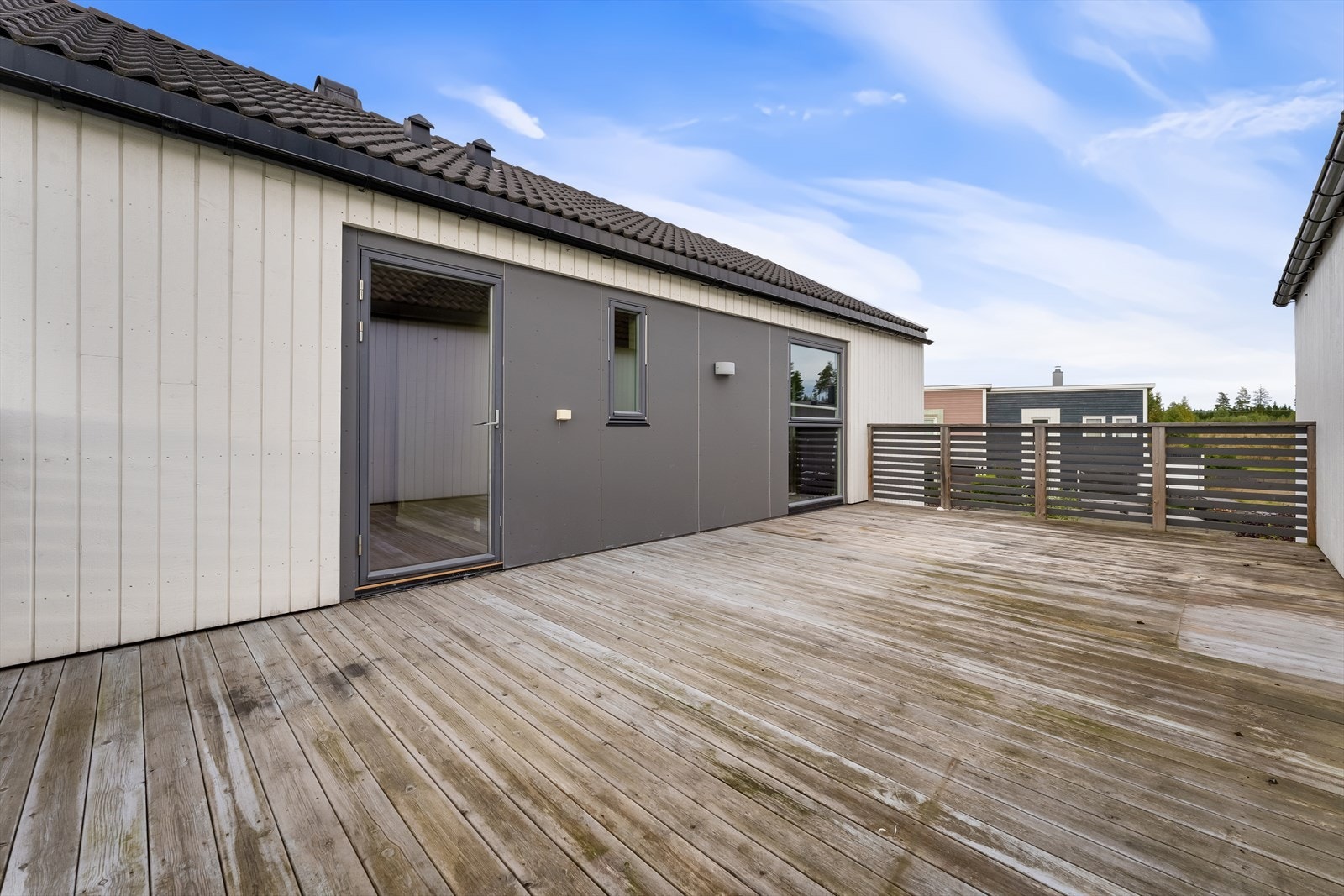 Fra stuen i 2. etasje er det utgang til en takterrasse på ca. 34 kvm. Galleribilde