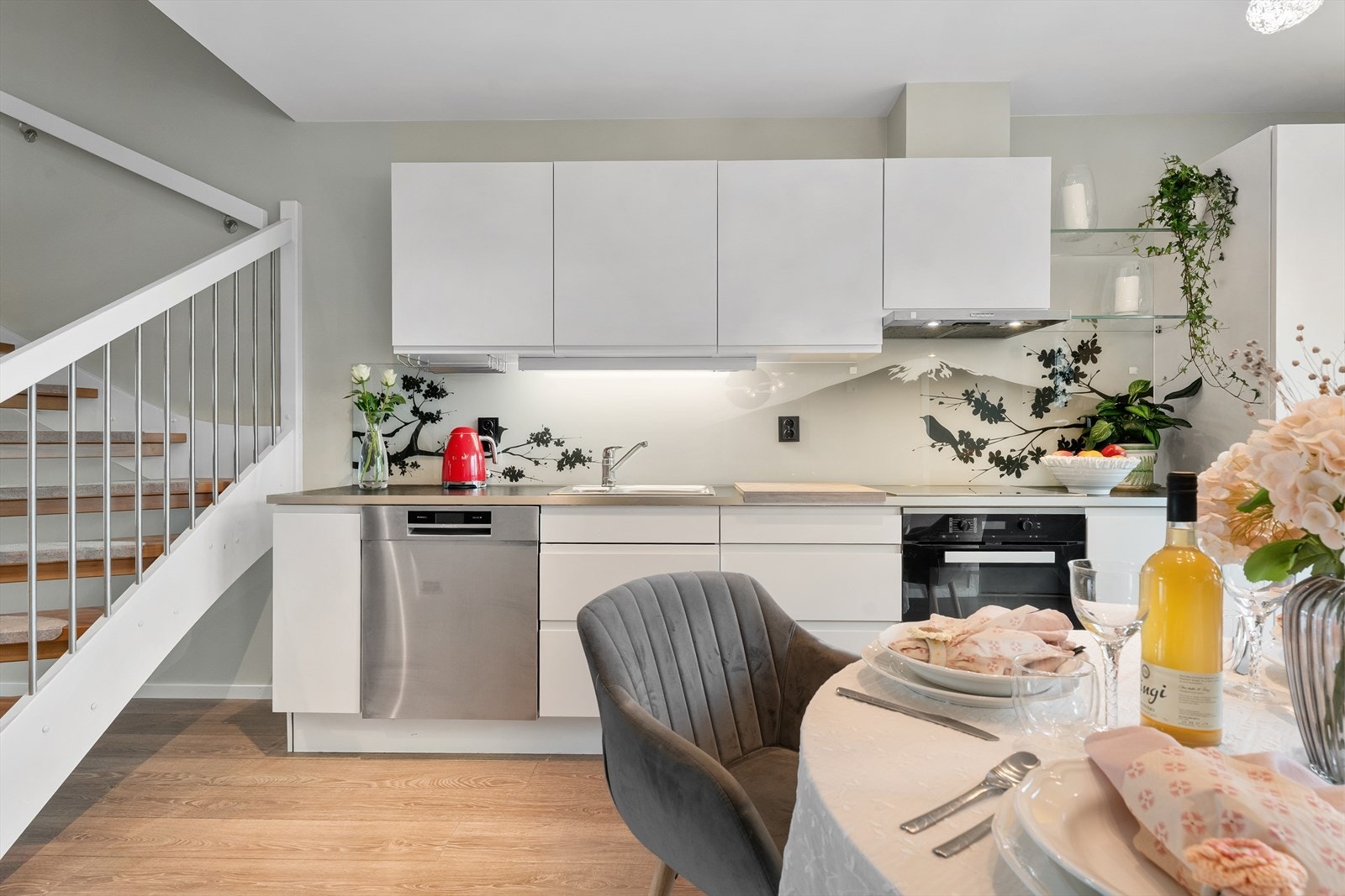 Integrert kjøl/frys, koketopp og stekeovn. På kjøkkenet er det godt med lagringsplass i benkeskap, overskap og skuffer samt god plass til matlaging. Galleribilde