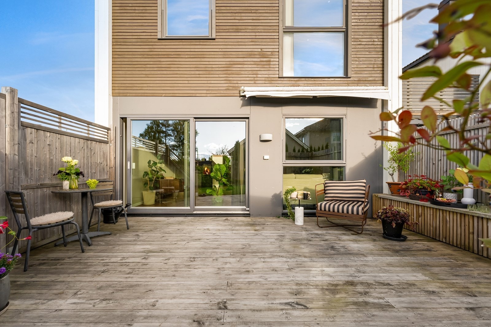 Fra stuen er det utgang til en stor platting på ca. 21 kvm, utført med trykkimpregnerte terrassebord og levegger i treverk. Her er det god plass til flere sittegrupper, grill og beplantning. Galleribilde