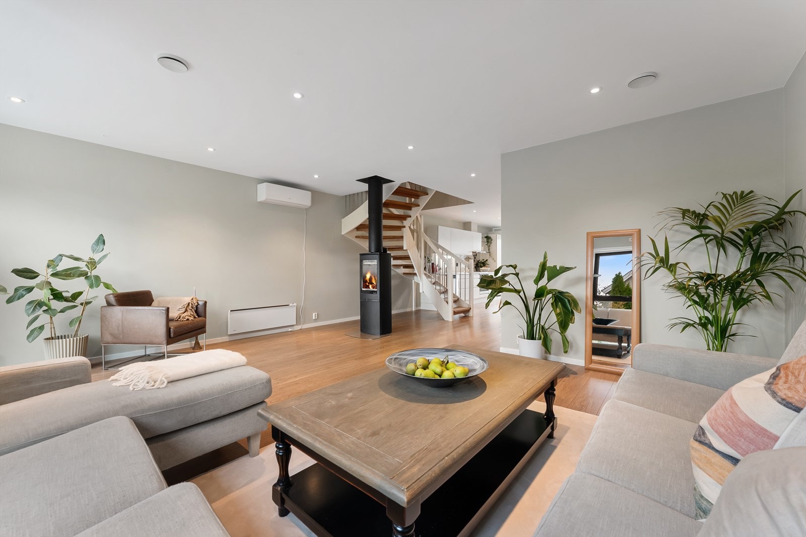 Overflatene er velholdte og består av enstavs laminat, vegger malt i lune farger og downlights i himling. Galleribilde