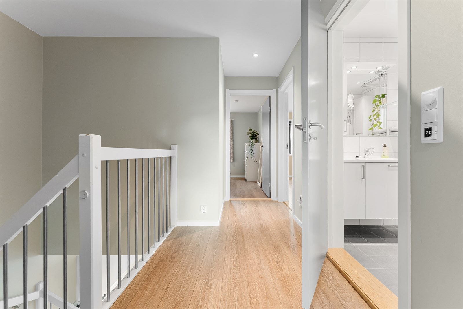 Boligen har en barnevennlig planløsning med tre soverom og bad på samme plan. Galleribilde