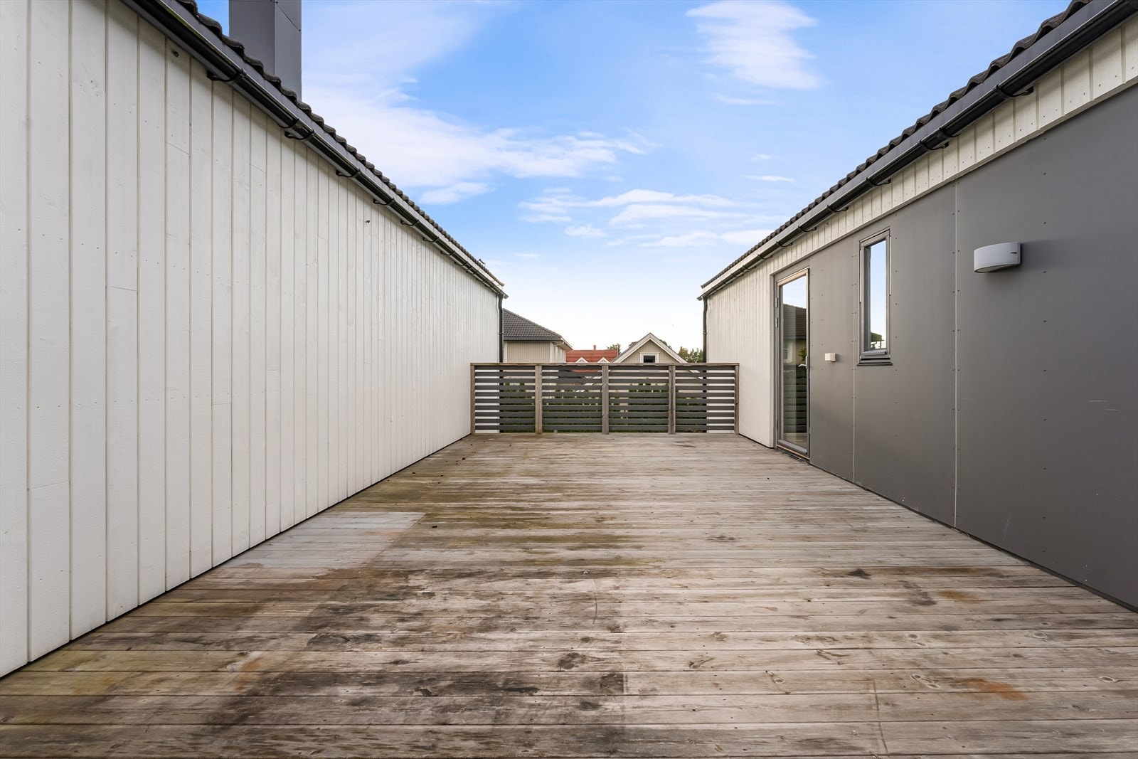 Her er det god plass til flere sittegrupper, grill og beplantning. Galleribilde