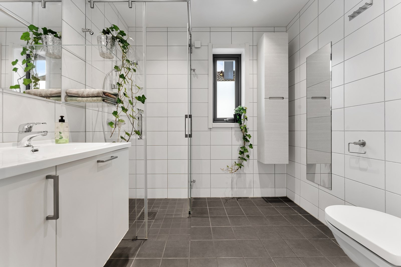 Delikat og tidløst bad av god størrelse. Badet har flislagte overflater, gulvvarme og downlights i himling. Galleribilde
