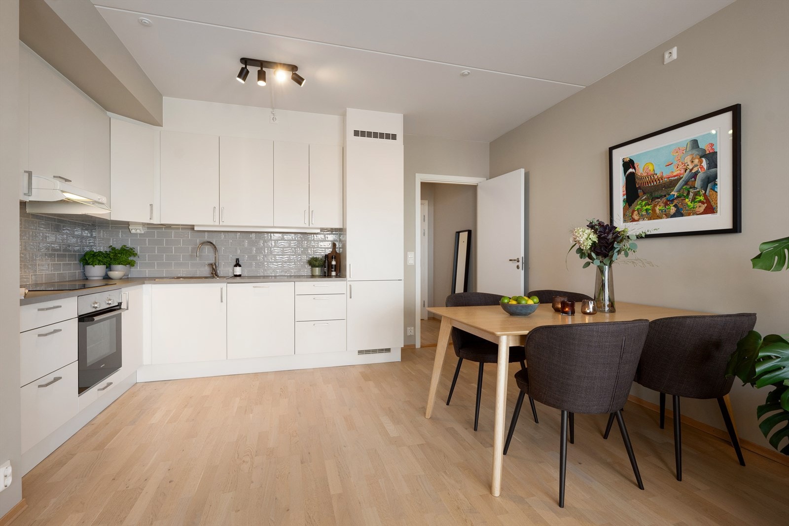 Kjøkkenet har en moderne og funksjonell innredning med glatte fronter og benkeplate i laminat. Galleribilde