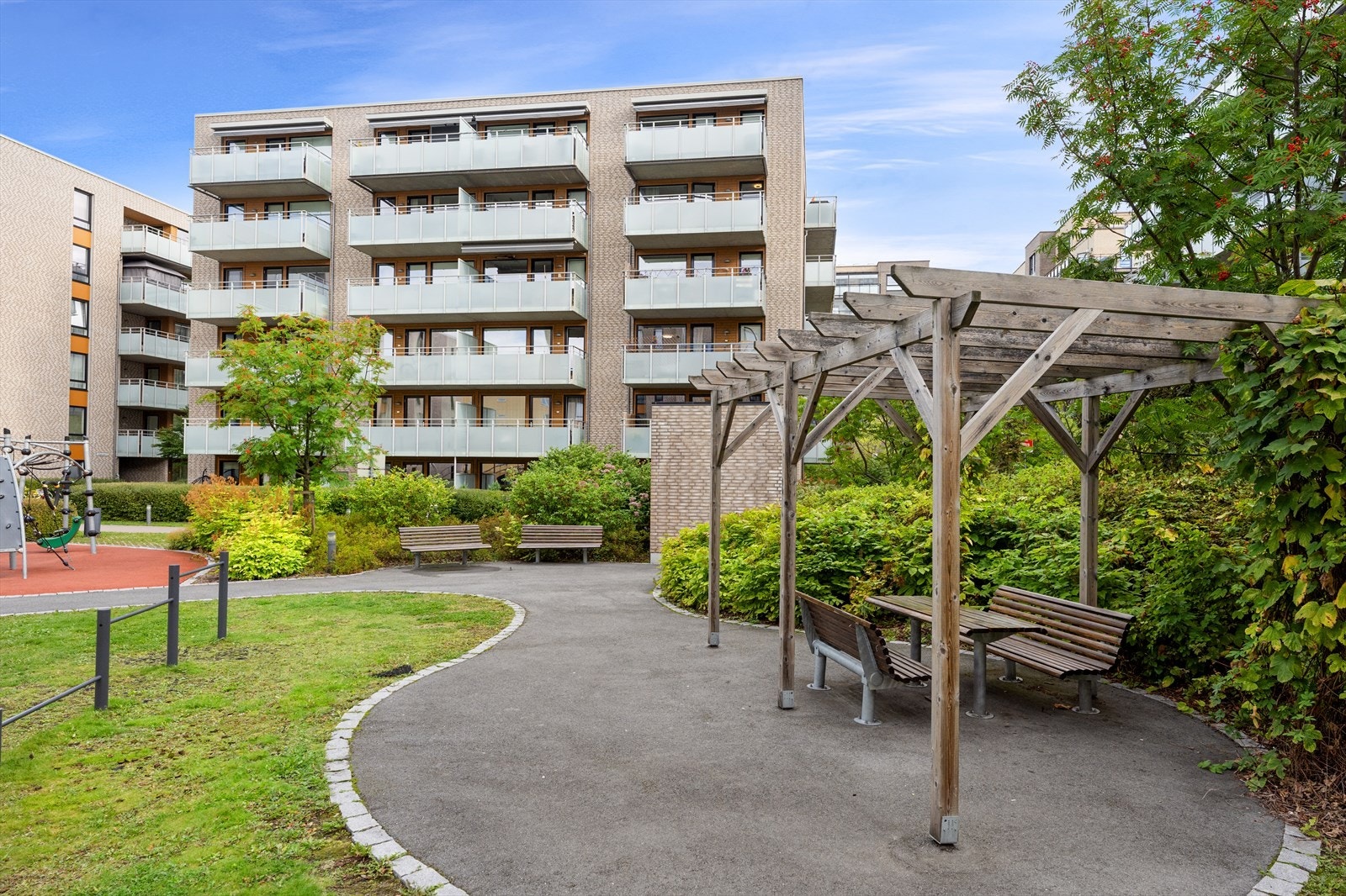 Pent opparbeidet fellesområde med flere hyggelige uteplasser. Galleribilde