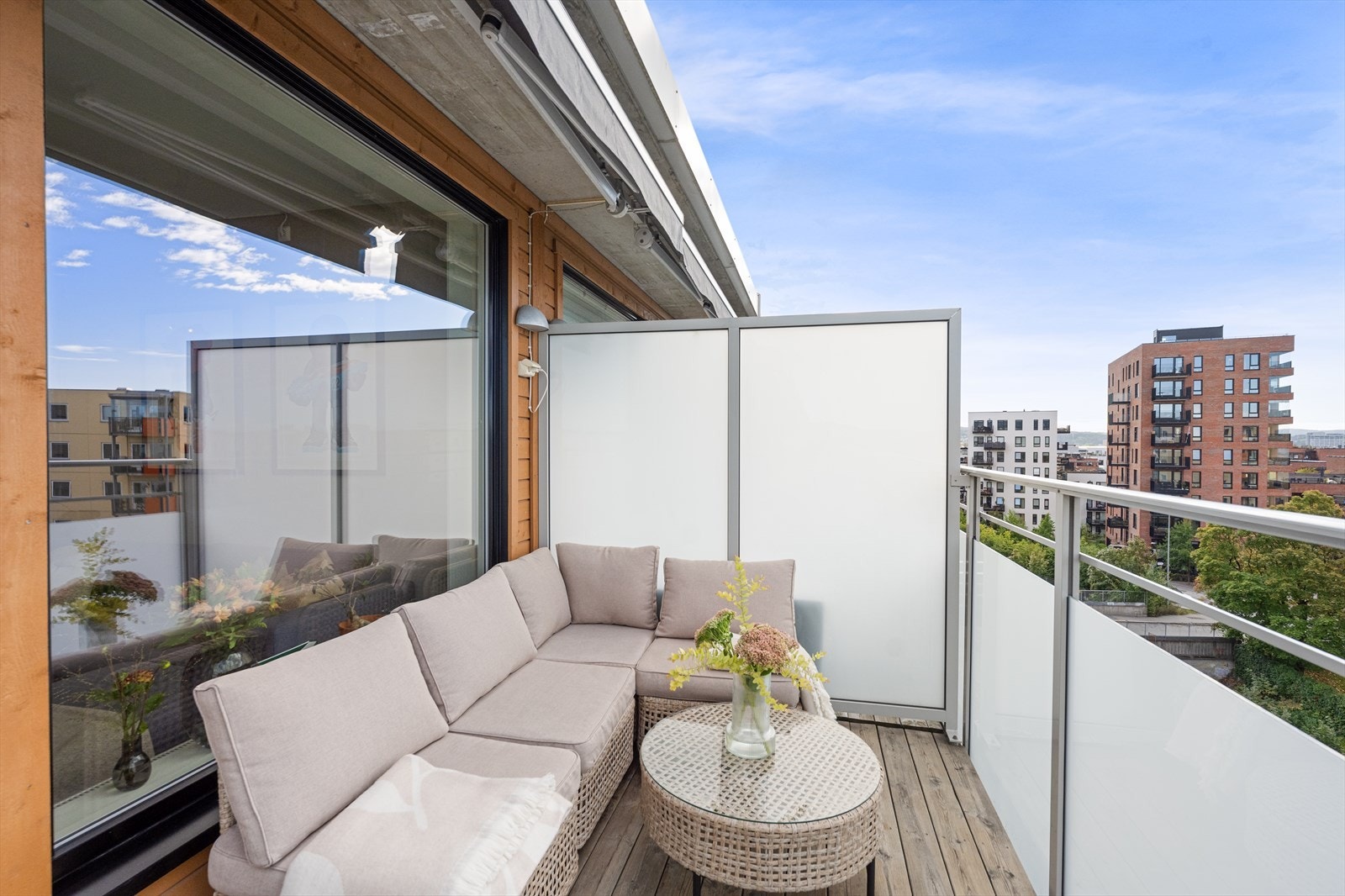 Sydvestvendt balkong på 7 m² - plass til hagegruppe og grill etc. Galleribilde