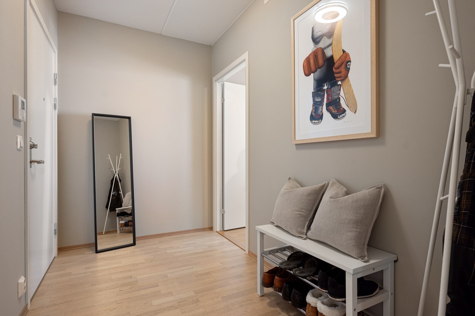 Her er det god plass til garderobeløsning for oppbevaring av yttertøy og sko. Galleribilde