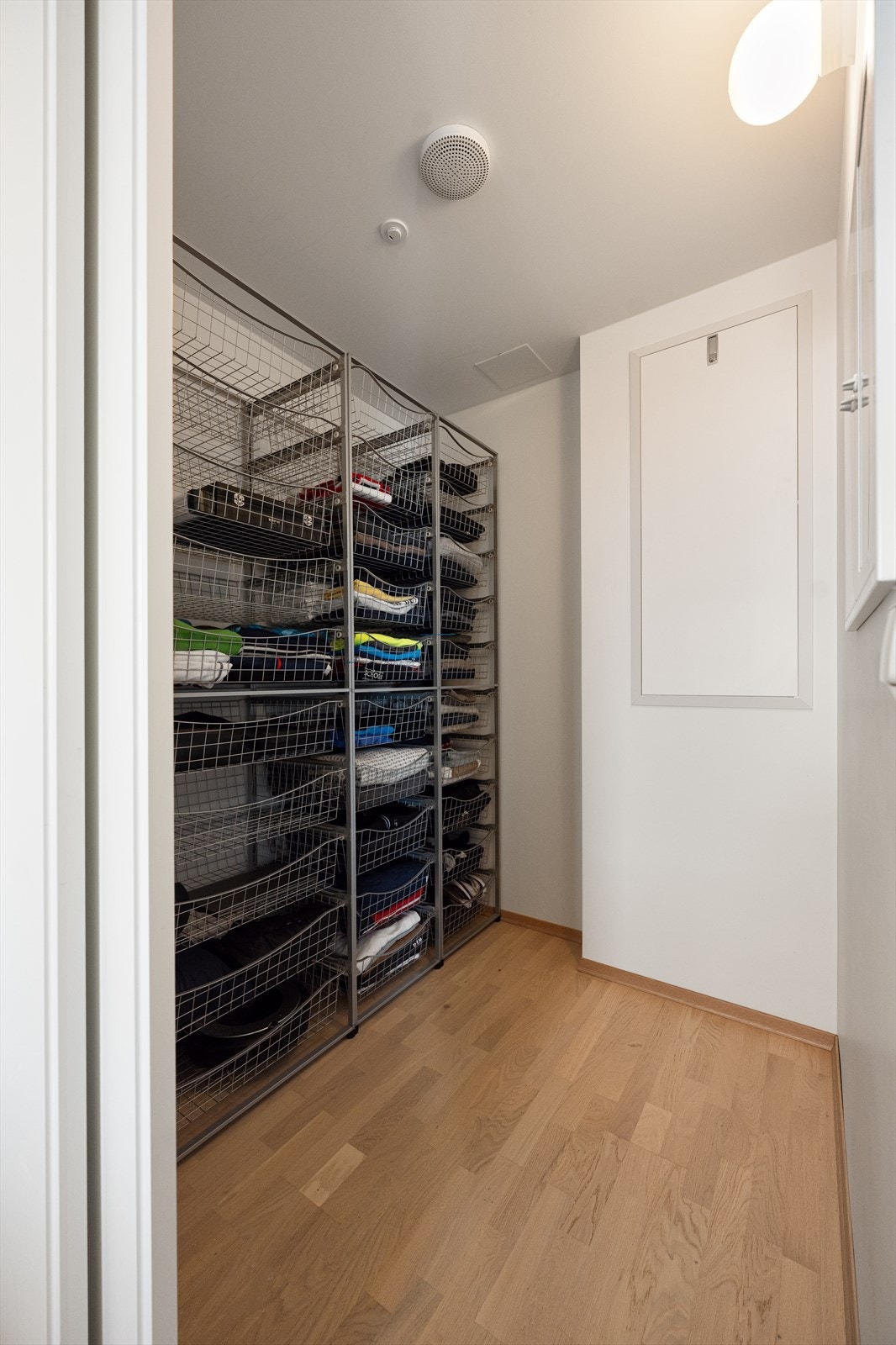 I tilknytning til soverommet er det en praktisk garderobe, som gir ekstra plass til oppbevaring av klær og sko. Galleribilde