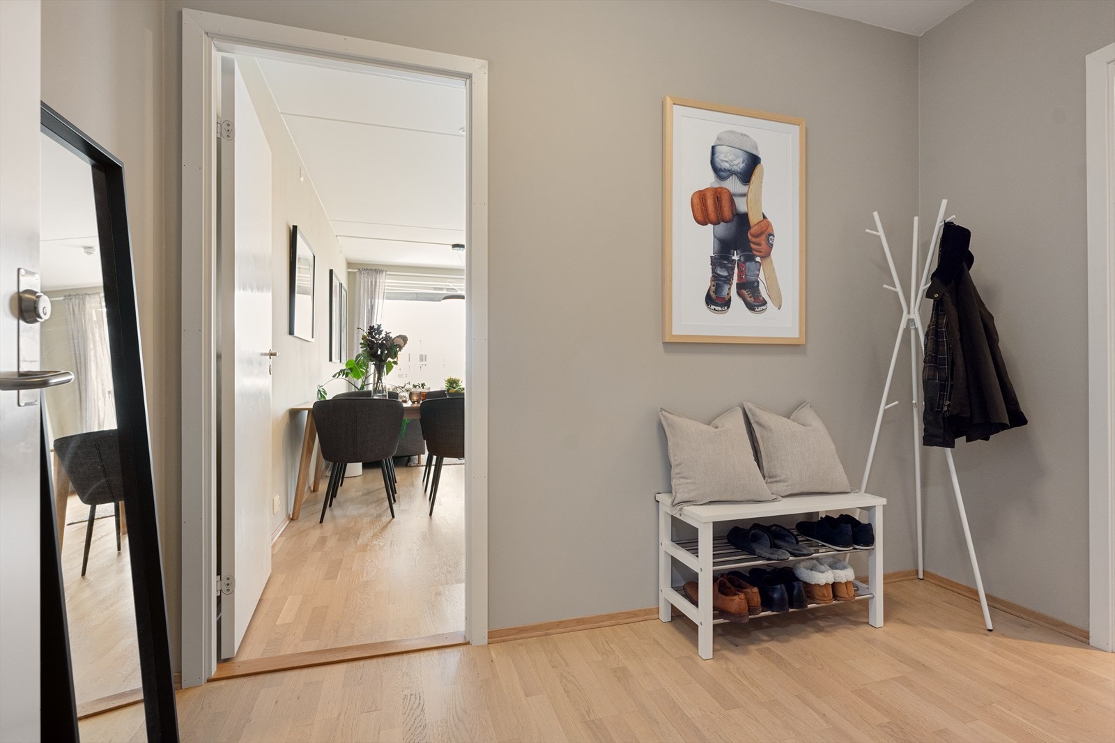 Innbydende entré malt i lyse og moderne farger med parkettgulv. Galleribilde