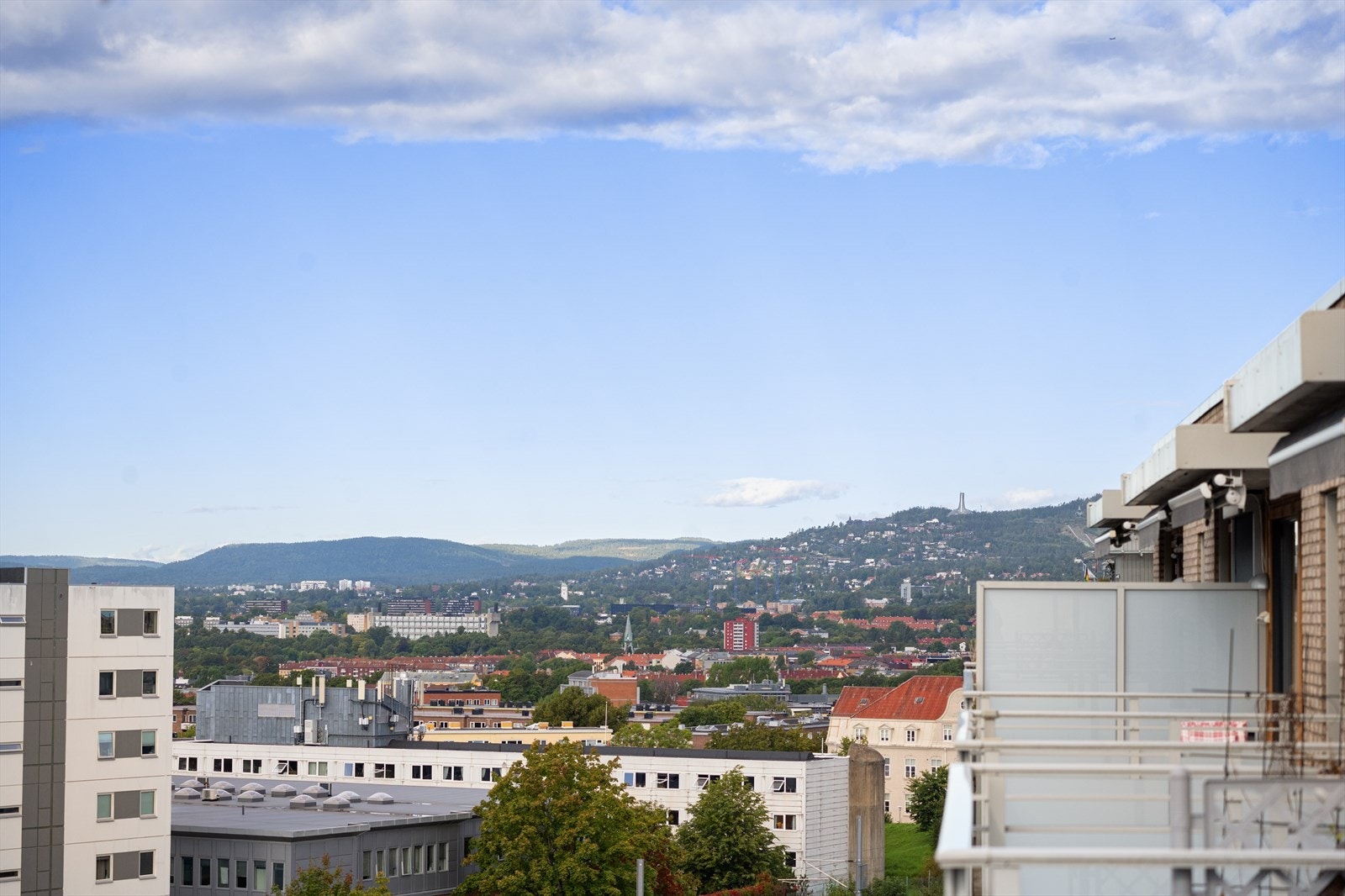Utsikt opp mot Holmenkollen. Galleribilde