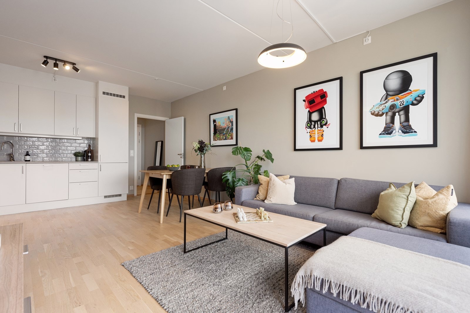 Den åpne planløsningen skaper en naturlig sammenheng mellom kjøkken, spiseplass og sofagruppe. Galleribilde