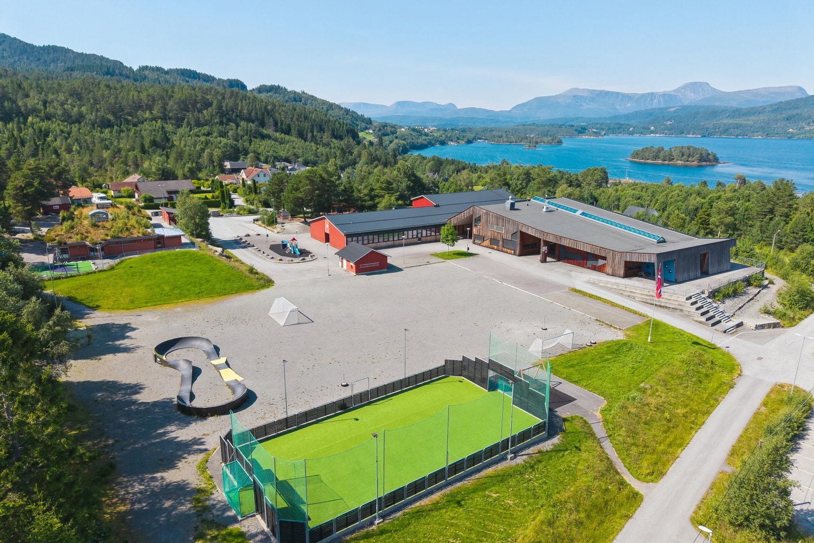 Det flotte skoleområdet som ligger bare 5 minutter å gå fra boligen. Galleribilde