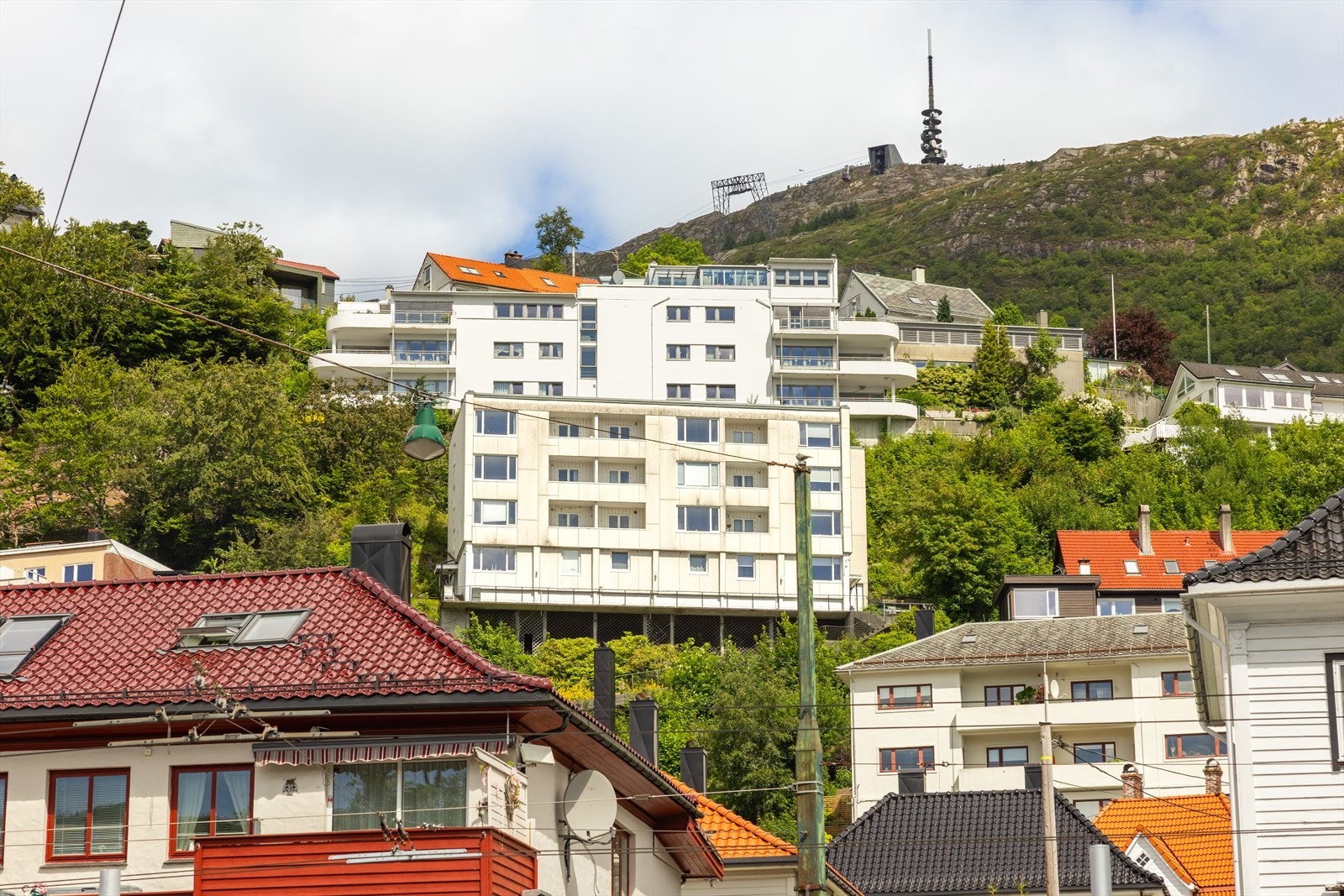 Her bor du høyt, fritt og solrikt på beste Landås. Galleribilde