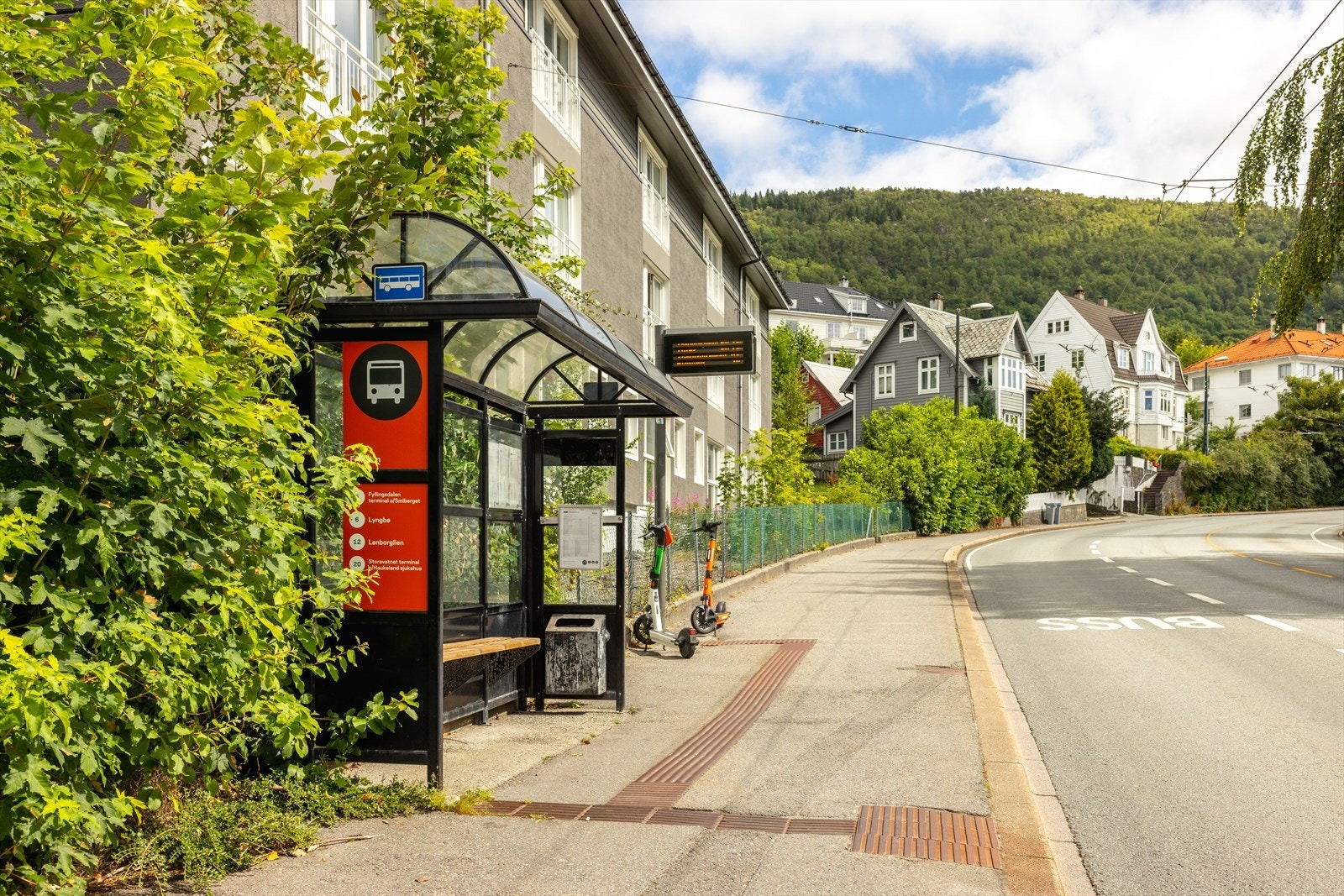 Nærmeste busstopp "Fridalen" befinner seg ca. 4 minutter unna, med hyppige avganger nesten døgnet rundt. Galleribilde
