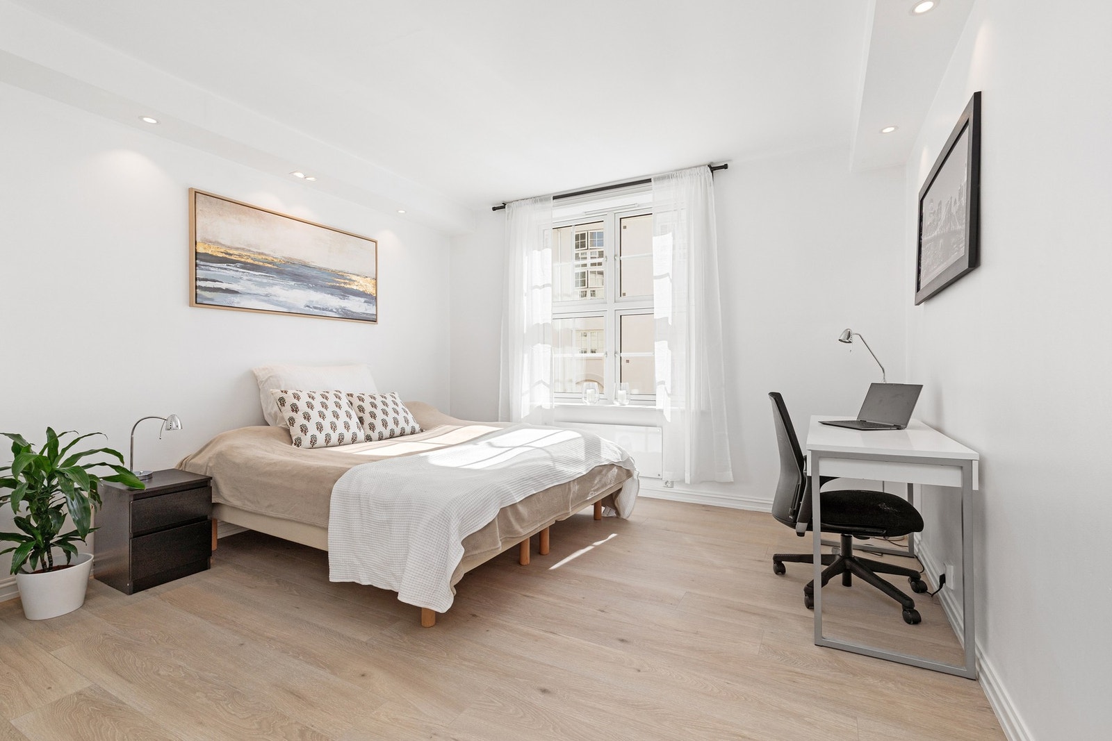 Soverommet er av svært god størrelse med plass til dobbeltseng, nattbord, og annet ønskelig møblement. Galleribilde