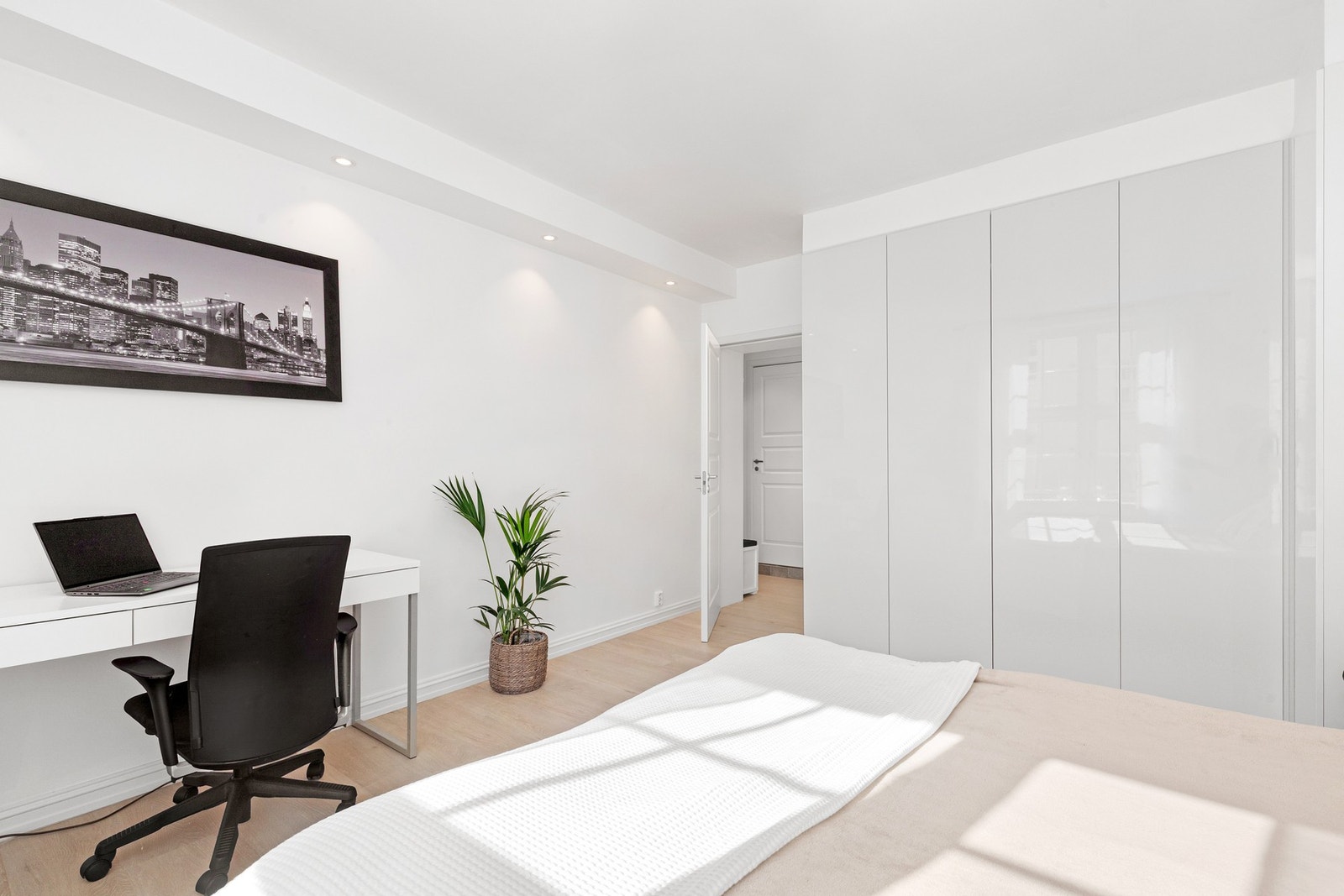 Rommet vender inn mot stille bakgård. Galleribilde