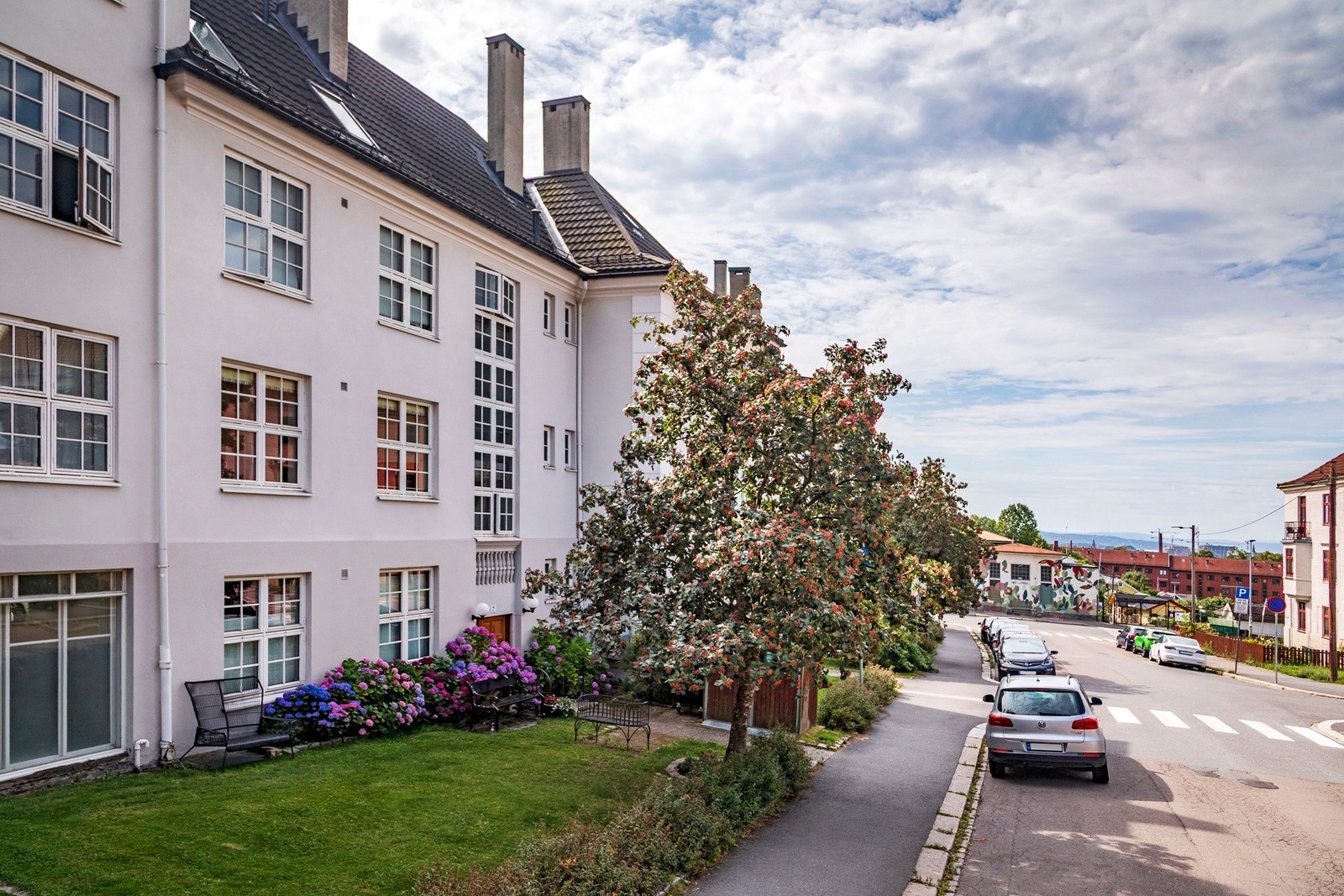 Man kan benytte plenen foran leiligheten, samt låne plass i flaggården, til ulike utendørsaktiviteter som bursdagsfeiring, grilling, 17. mai-frokost etc. Galleribilde