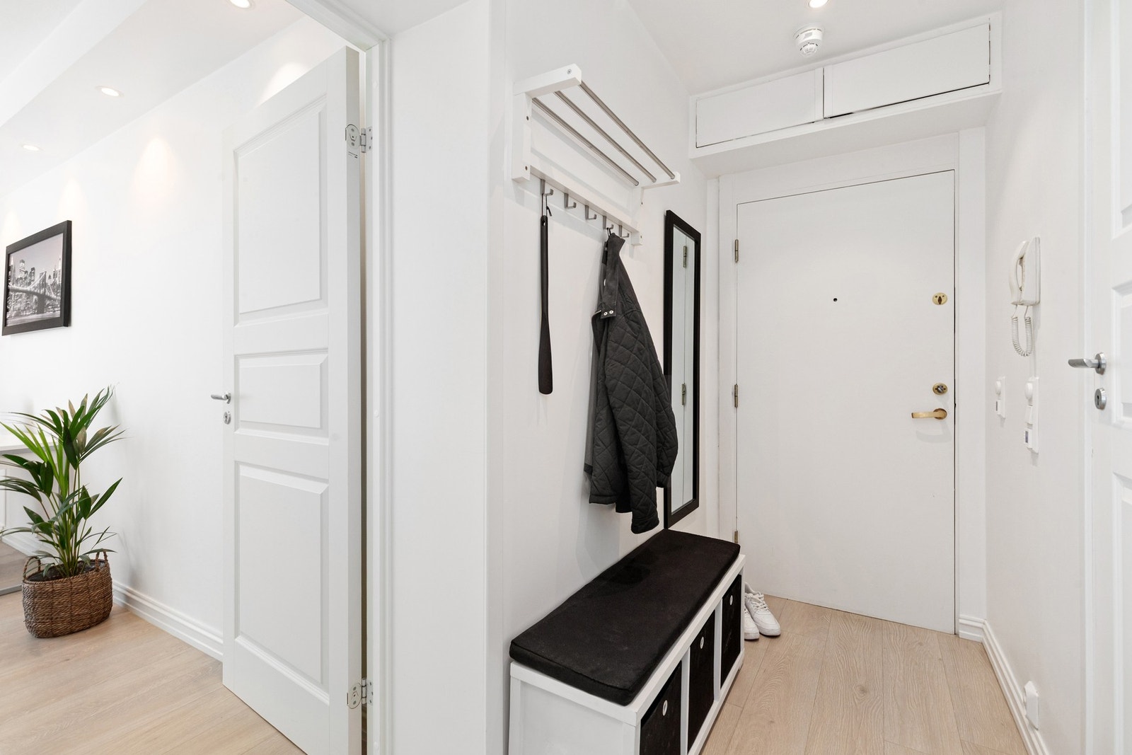 Entréen er tiltalende, med plass til oppbevaring av sko og yttertøy. Galleribilde