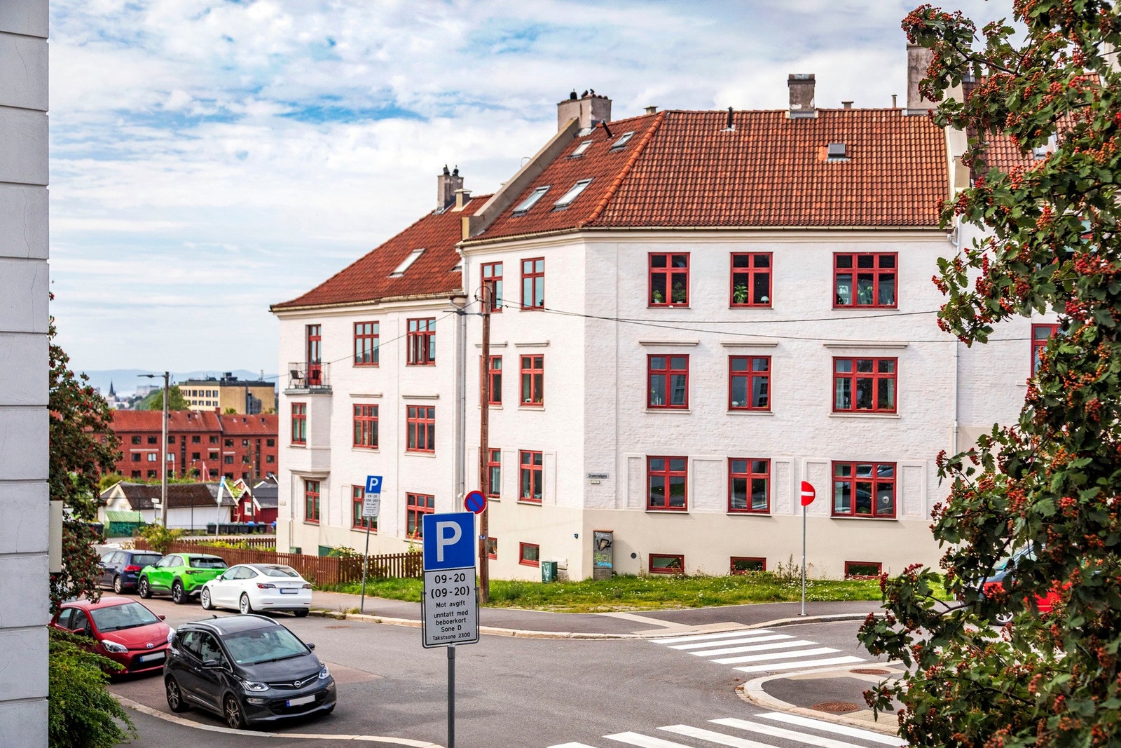 Hyggelig utsyn mot rolige Dynekilgata. Galleribilde