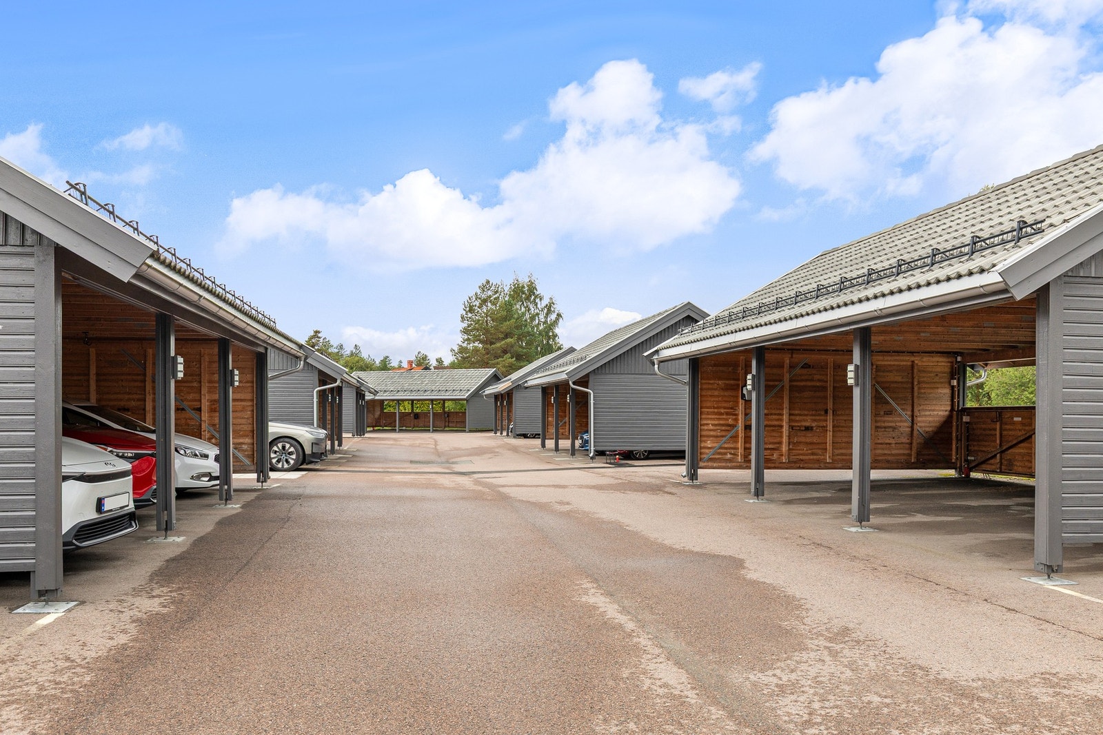 Det medfølger parkeringsplass i carport med elbillader. Galleribilde