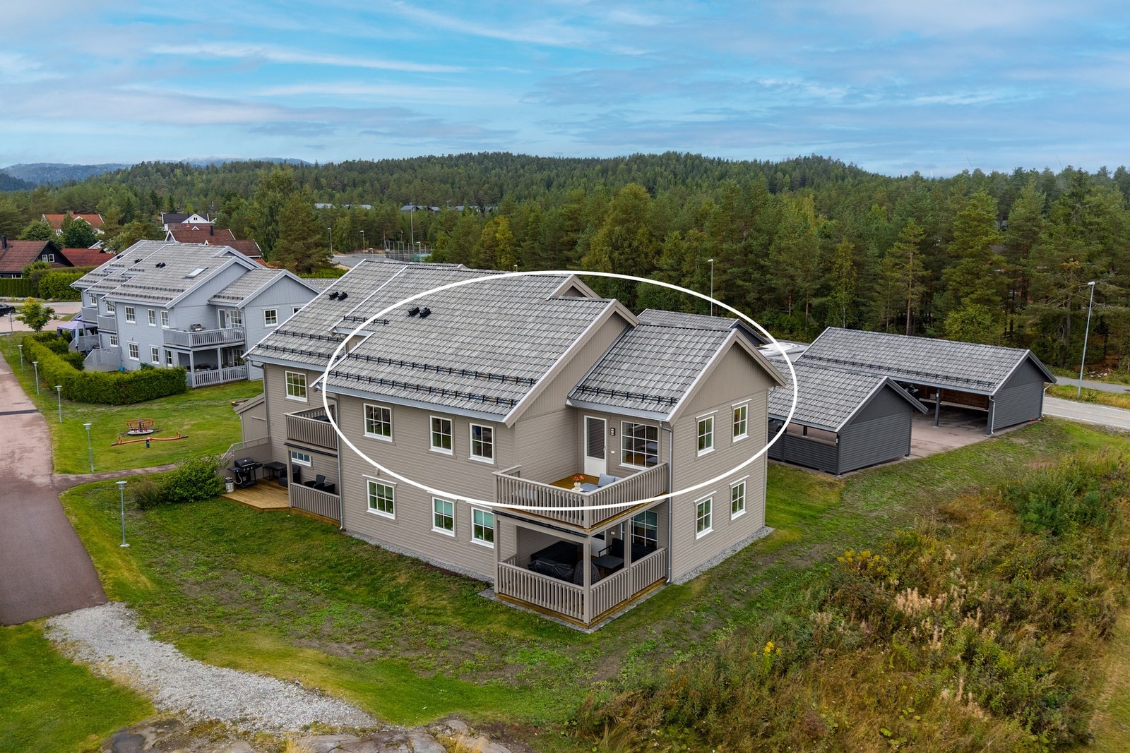 Leiligheten ligger fint til i et moderne og familievennlig boligområde. Galleribilde