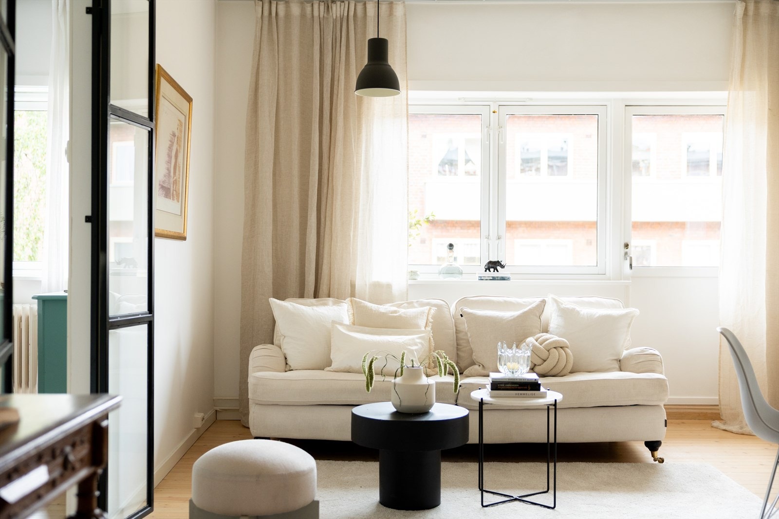 Stuen er lys og romslig, med store vindusflater som sørger for godt med naturlig lys. Galleribilde
