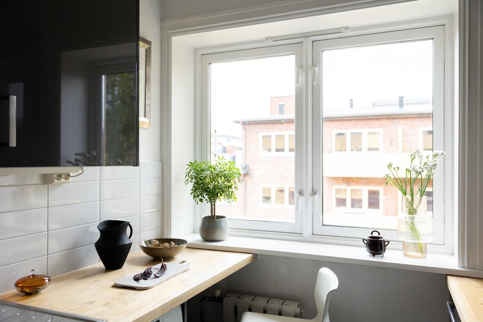 Innerst ved vinduet er det etablert en hyggelig sitteplass - et perfekt sted for morgenkaffen. Galleribilde