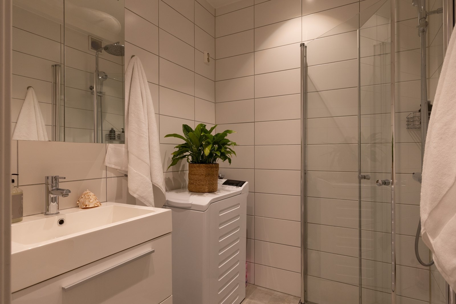 Badet er opplyst renovert i 2017/2018 og har et lyst og tidløst uttrykk. Galleribilde