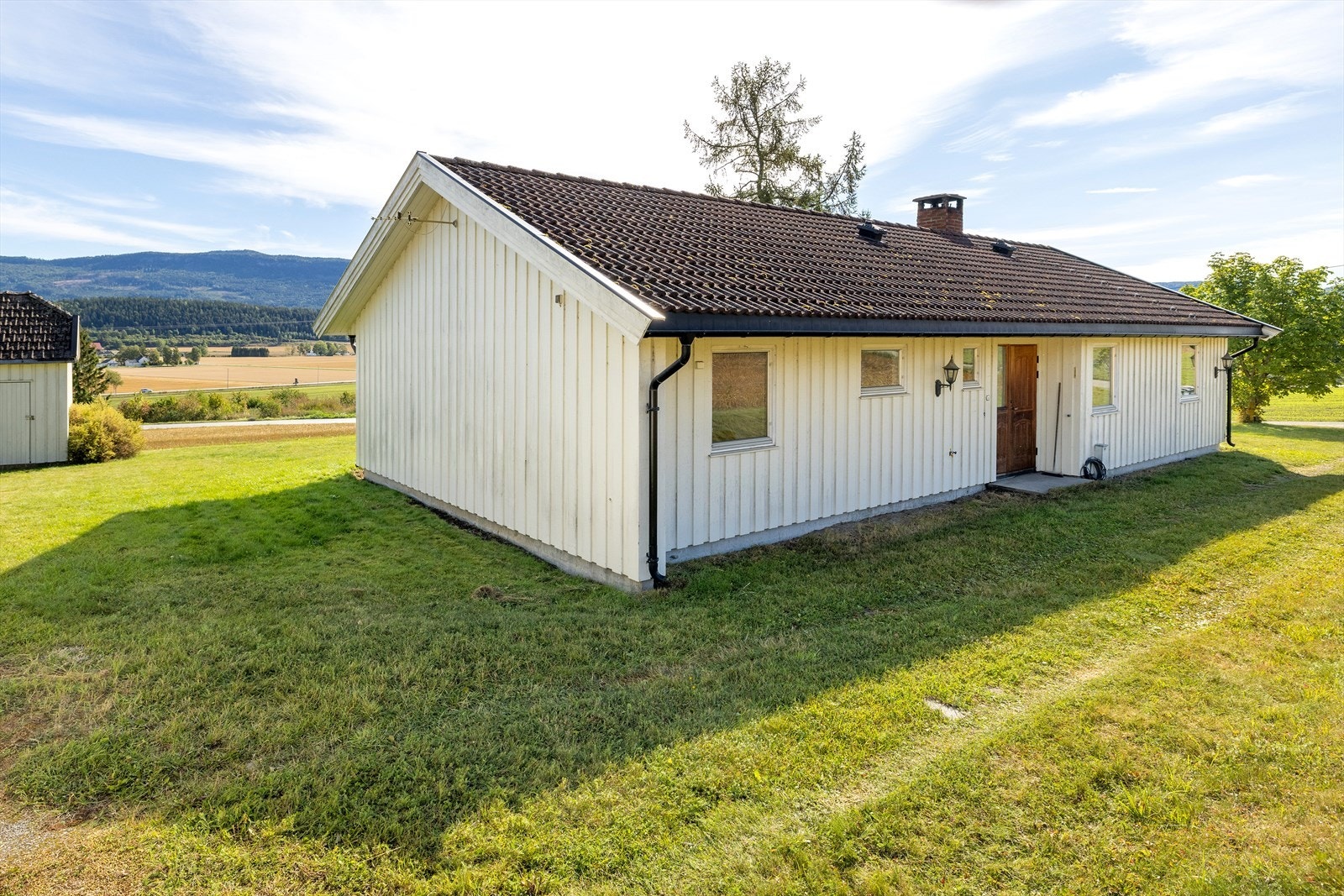 Eneboligen har stående trekledning og tak tekket med betongtakstein. Galleribilde