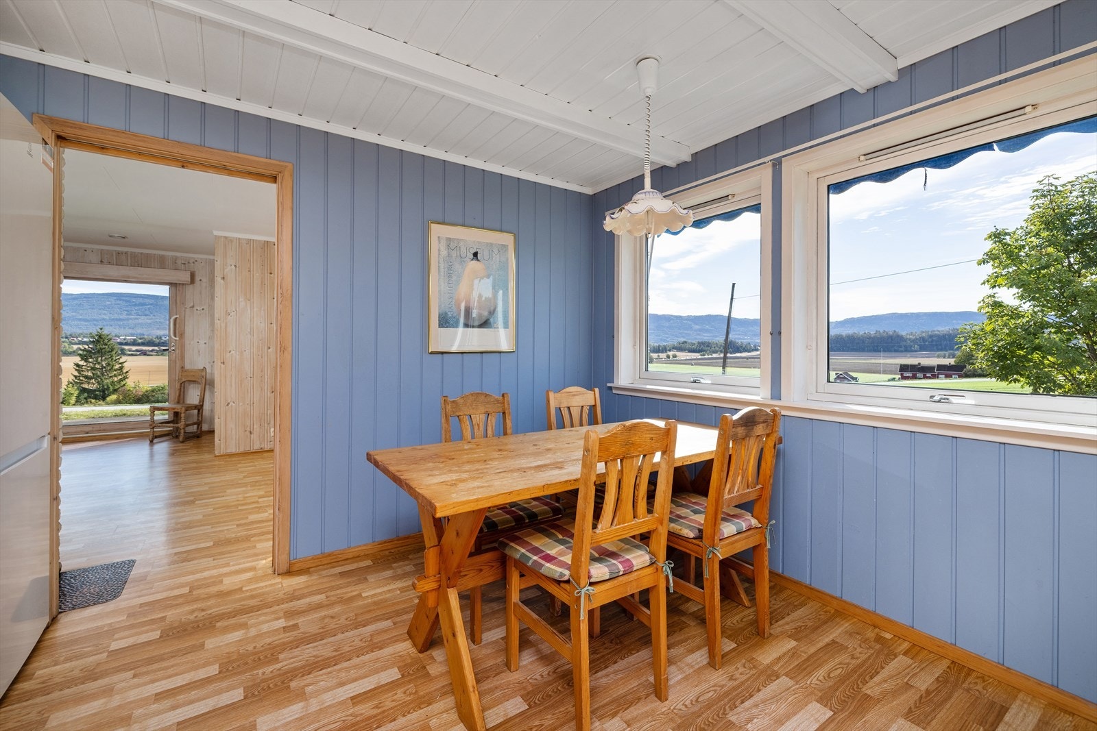 Kjøkkenet har en hyggelig spiseplass ved vinduet med utsikt over det fine landskapet. Galleribilde