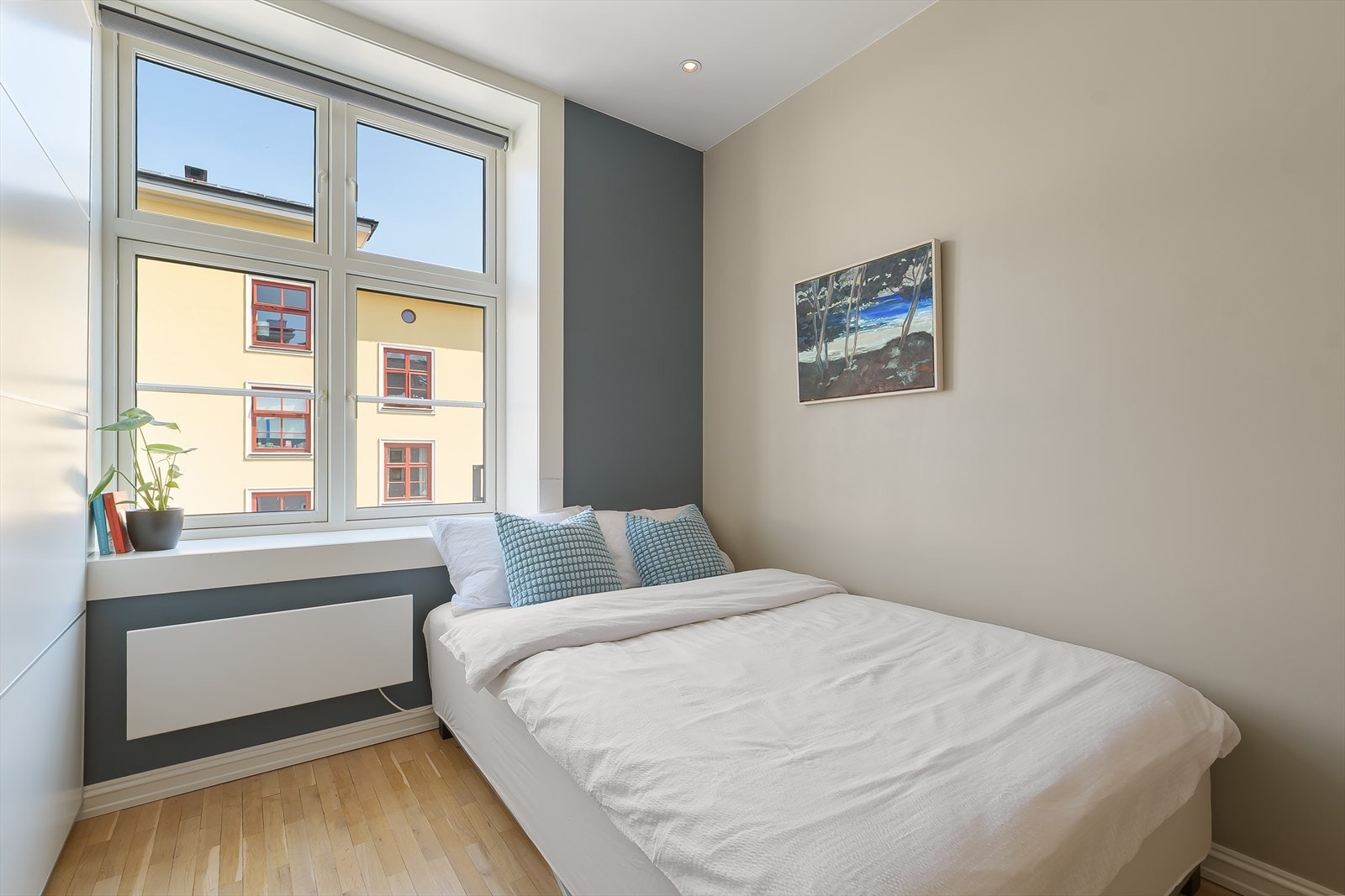 Rommet har en stor garderobe og godt med naturlig lysinnslipp, og er et allsidig rom som passer utmerket som barnerom, gjesterom eller hjemmekontor - tilpasset dine behov og livsfase. Galleribilde
