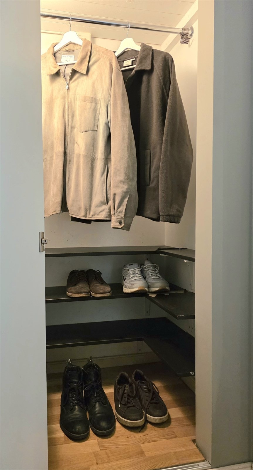 I tilknytning til gangen finner du en praktisk bod/innebygd klesskap, som sikrer ryddig og enkel oppbevaring rett ved inngangen. Galleribilde