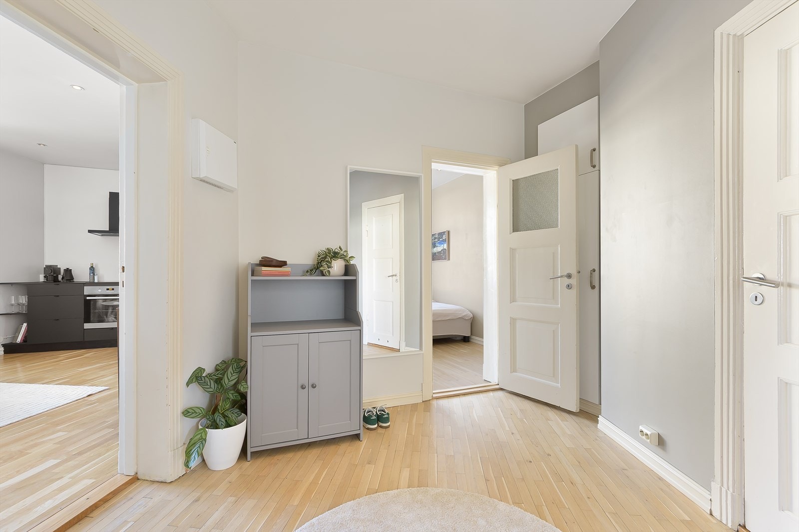 En romslig entré med god plass til yttertøy og sko gir et luftig og innbydende førsteinntrykk av boligen. Galleribilde