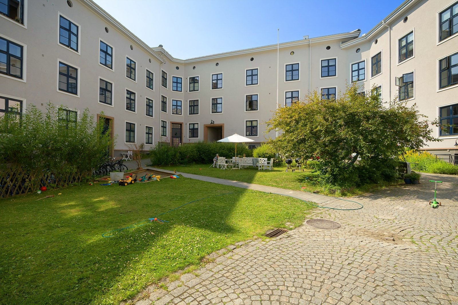 Borettslaget har en idyllisk bakgård der man kan nyte solen. Galleribilde