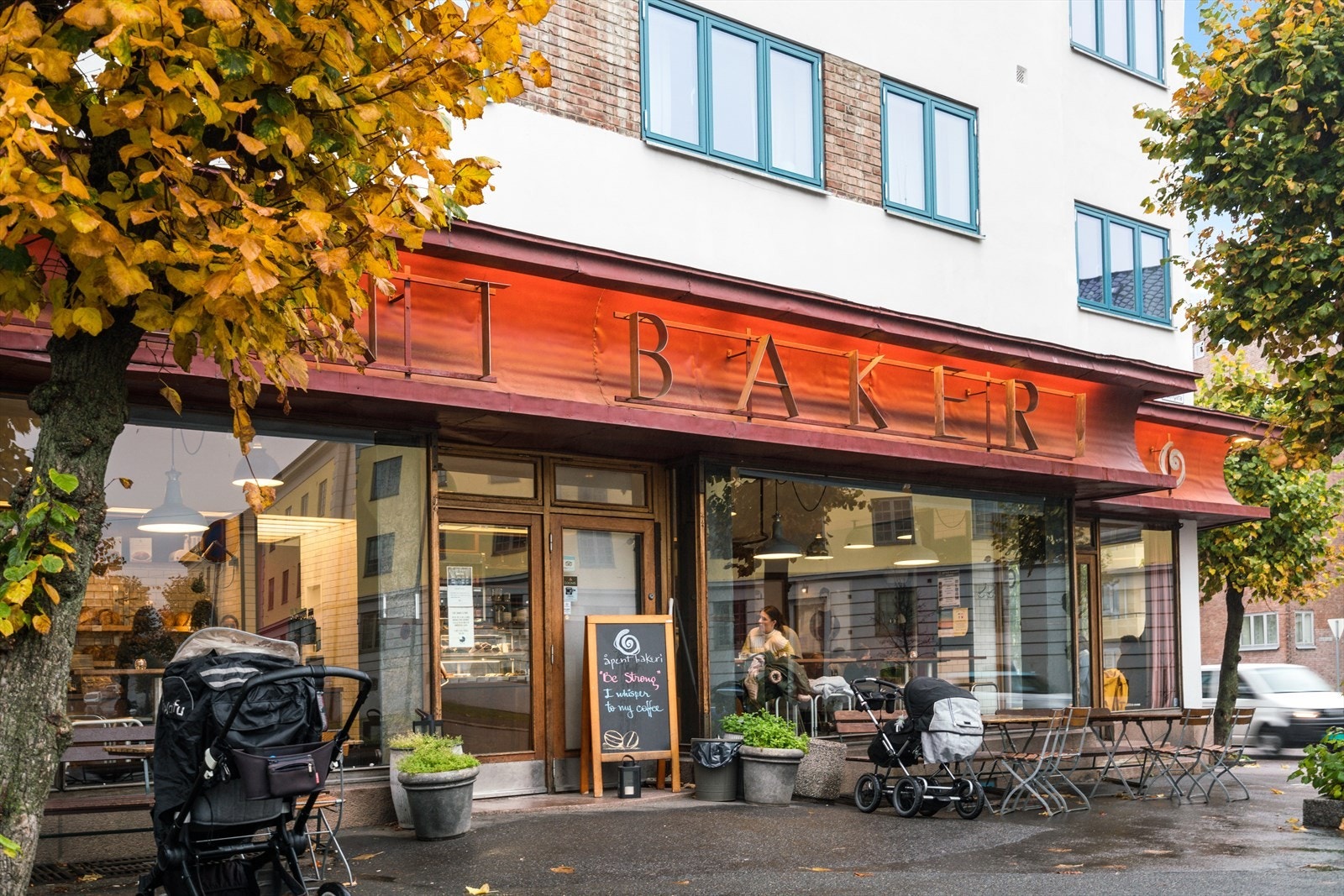 Åpent bakeri ligger rett rundt hjørnet og tilbyr lunsj og ferske bakevarer. På kveldstid forvandles Åpent bakeri til Lofthus Samvirkelag som serverer meget god pizza. En favoritt i nabolaget! Galleribilde