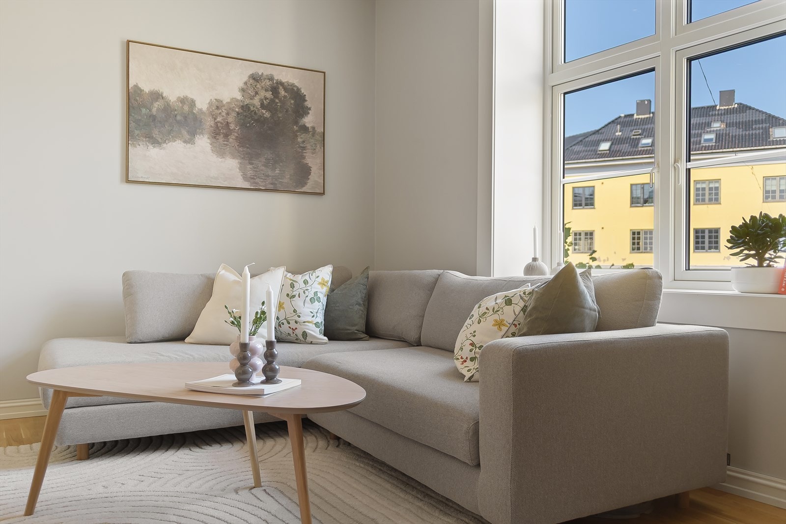 Det er plass til både sofagruppe og spiseplass. Galleribilde