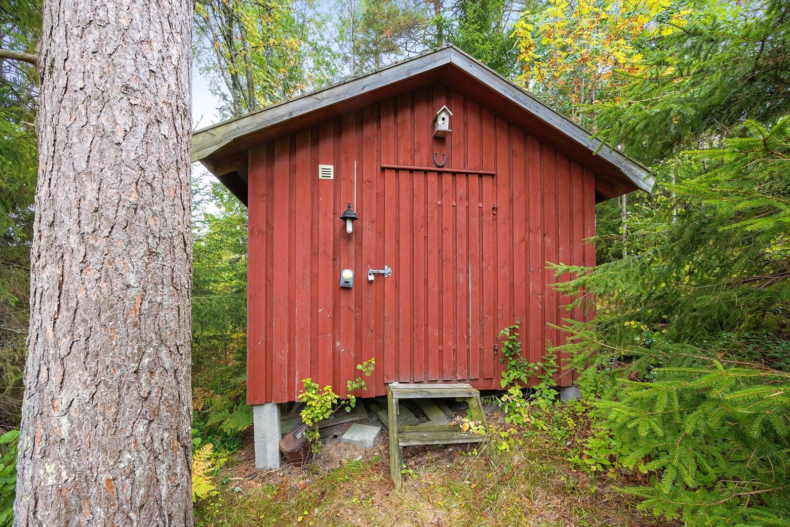 I et frittstående uthus på ca. 17 kvm er det både utedo og god lagringsplass. Galleribilde