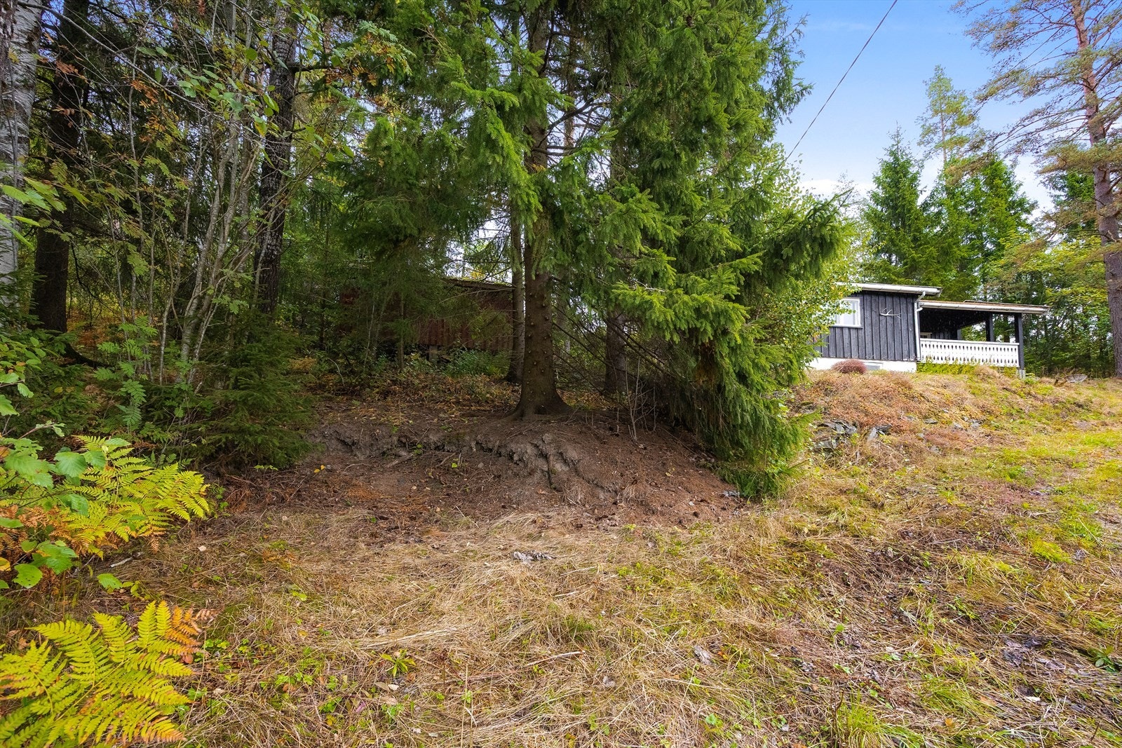Det er ikke etablert biloppstillingsplass på eiendommen. Tomten er skylddelt og har et antatt areal på ca 1,6 mål. Galleribilde