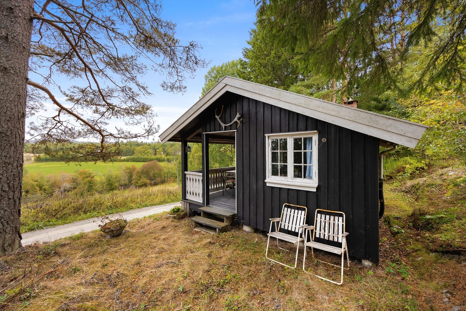 Fritidseiendommen ligger landlig og rolig til, ca. 3,5 km nordvest for Hemnes sentrum. Det bugner av turmuligheter rett utenfor hyttedøren, og det er kort vei til Hemnessjøen. Galleribilde