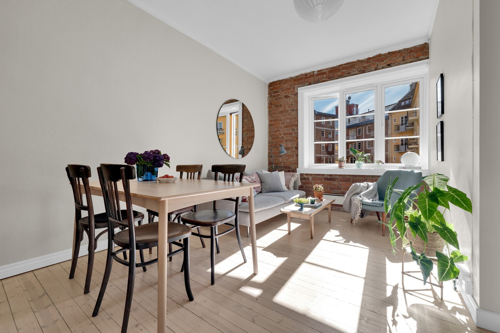 Lys og innbydende stue med store vindusflater som sørger for fine lysforhold. Stuen har god plass til både langbord og salong. Galleribilde