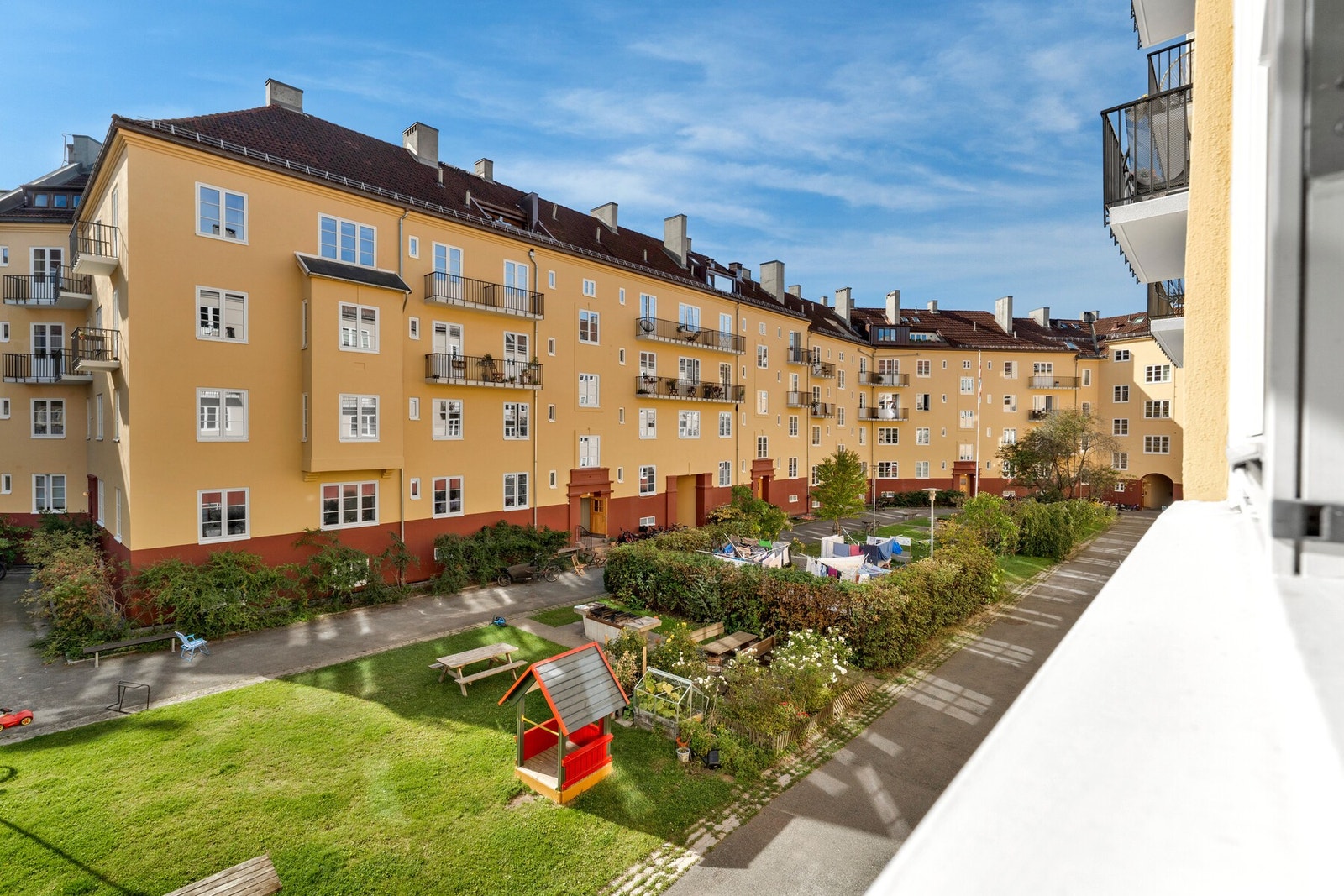 Borettslaget har et skjermet, vakkert og frodig gårdsrom. Galleribilde