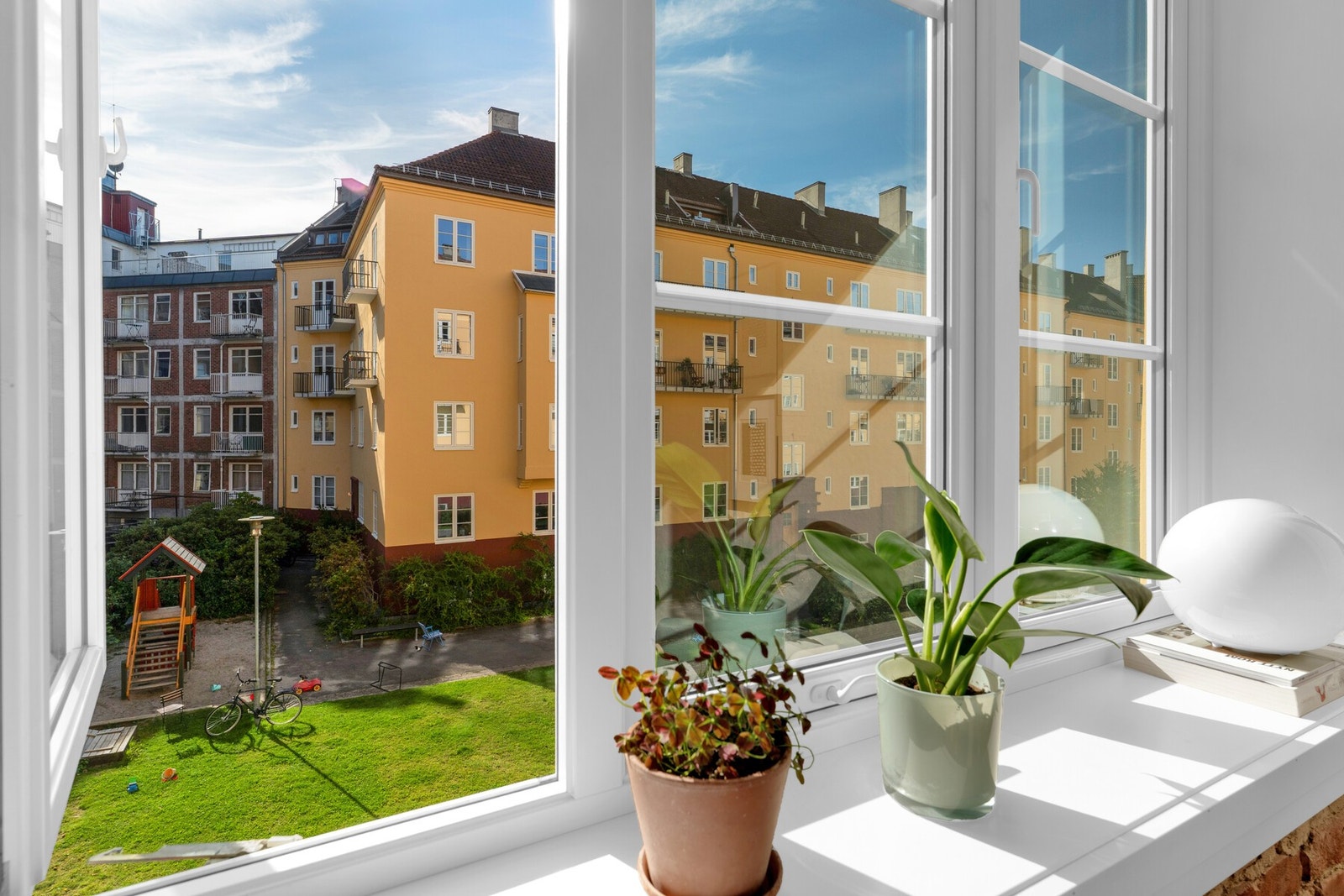 Hyggelig og luftig utsyn fra vinduene mot den fine bakgårdshagen. Galleribilde