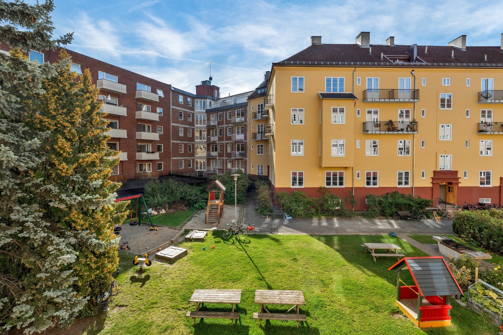 Veldrevet borettslag med nyoppusset fasade. Galleribilde