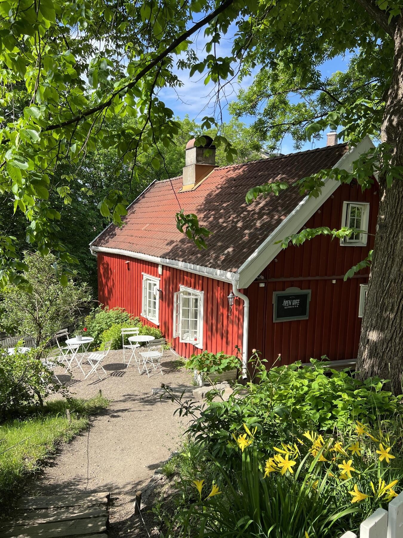 En kort spasertur unna i nydelige omgivelser finner man Akerselvas flotteste foss, Møllafossen, og her kan man legge turen innom Hønselovisa kafé og ta et glass før man vandrer videre nedover mot Operaen i Bjørvika. Galleribilde